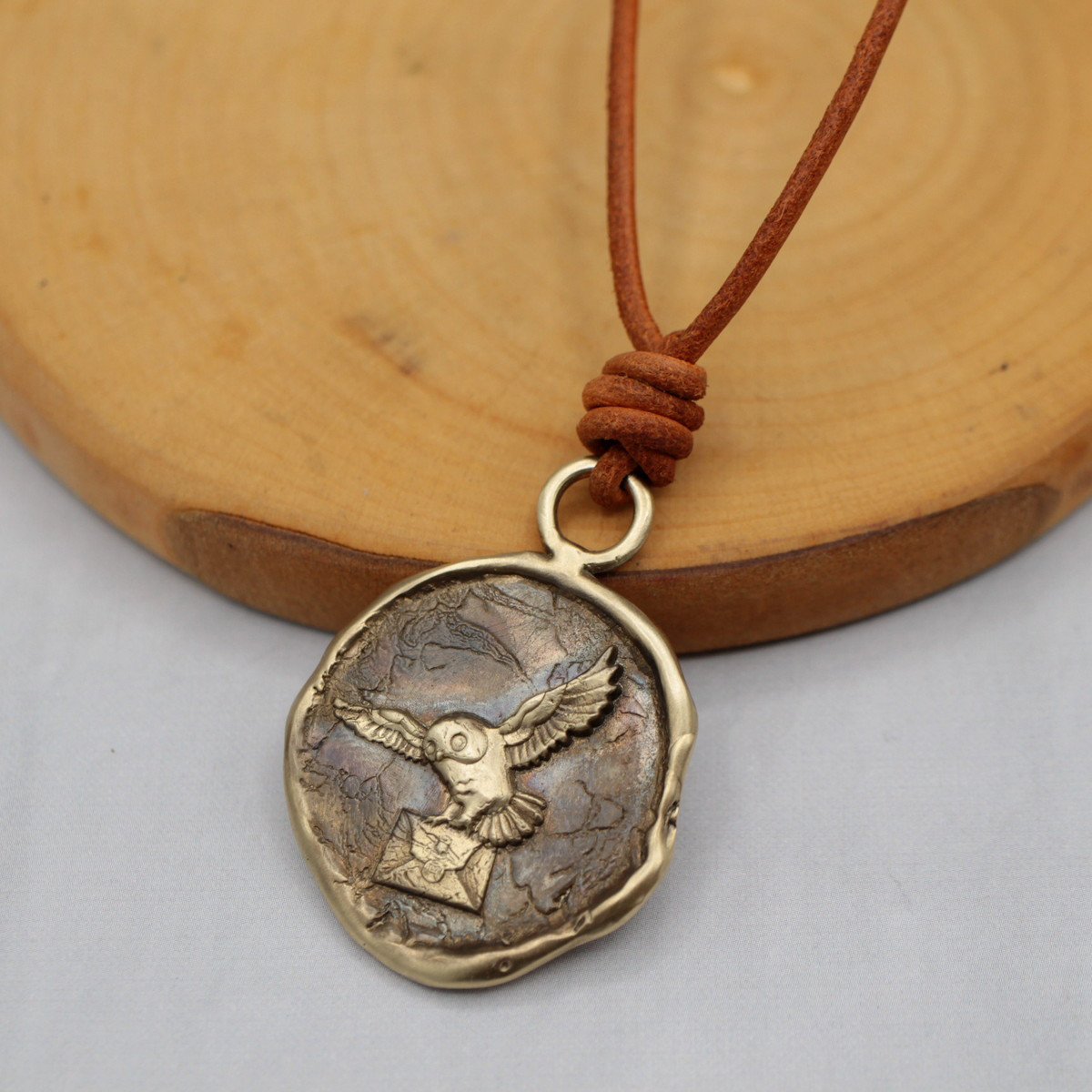 フクロウからの便り｜封蝋｜シーリングスタンプ｜真鍮｜ペンダント｜革ひも付｜個性的｜ナチュラル｜無印｜やさしい｜梟｜鳥