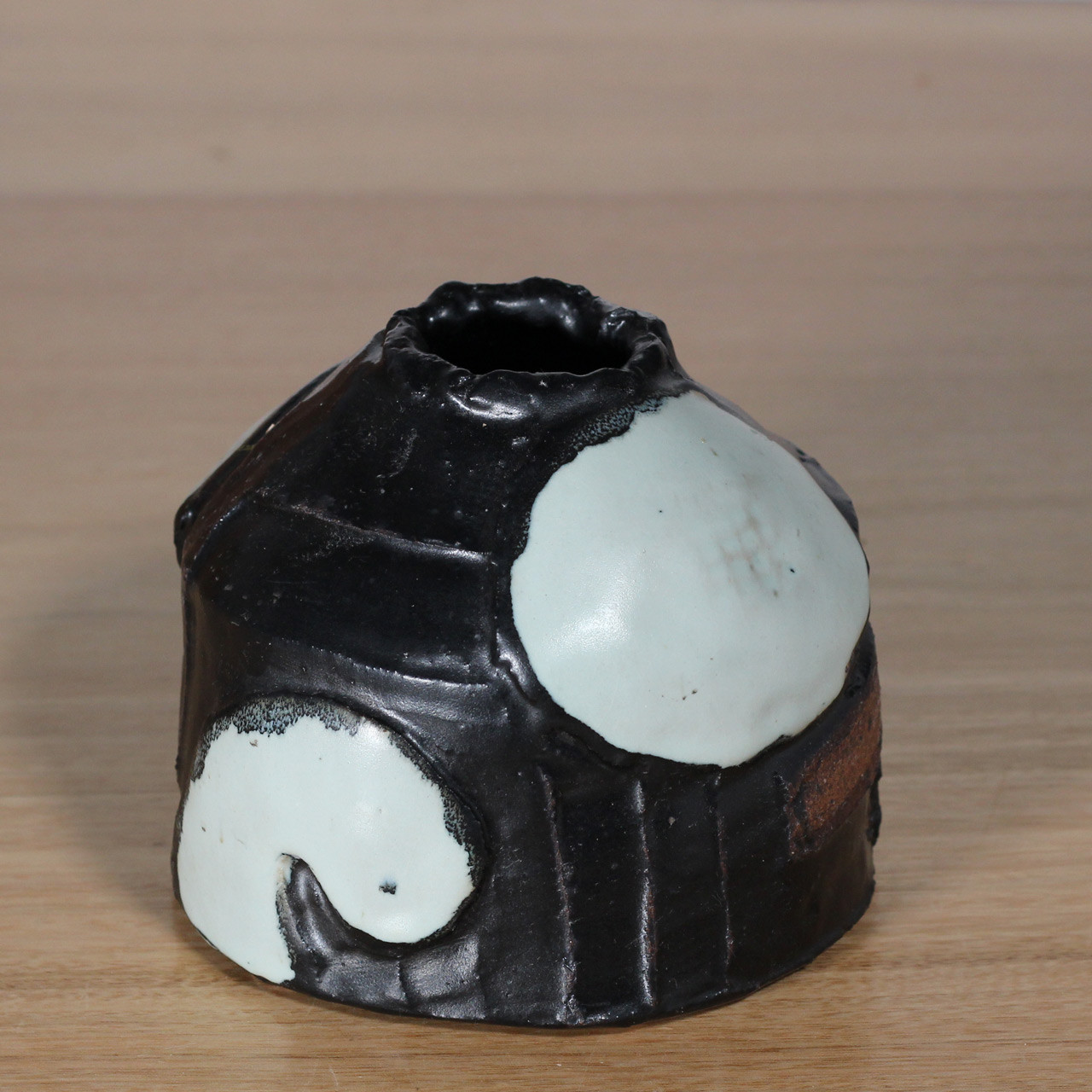 【 黒釉 塗り分け丸花瓶】 kb108 和食器 陶芸 美濃焼 花入れ 花 器 壺 ミニ壺 新築祝い 改築 誕生日 お祝い