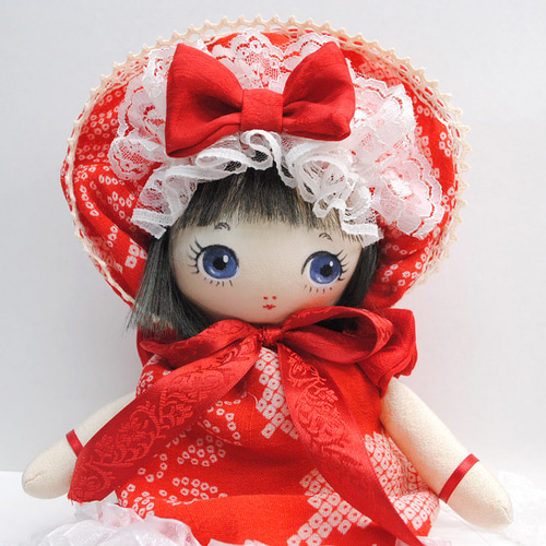 レース付き赤いドレスの人形 レース付き赤いドレスの人形