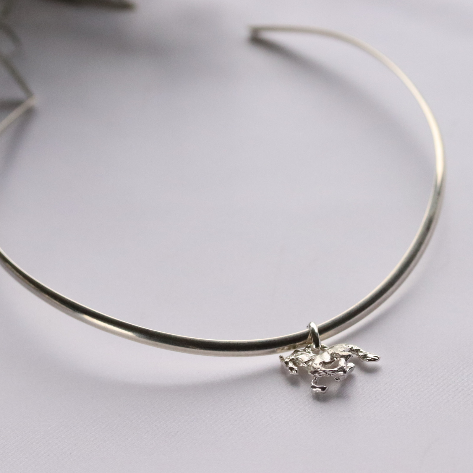 馬チャーム付きシルバーチョーカーネックレス