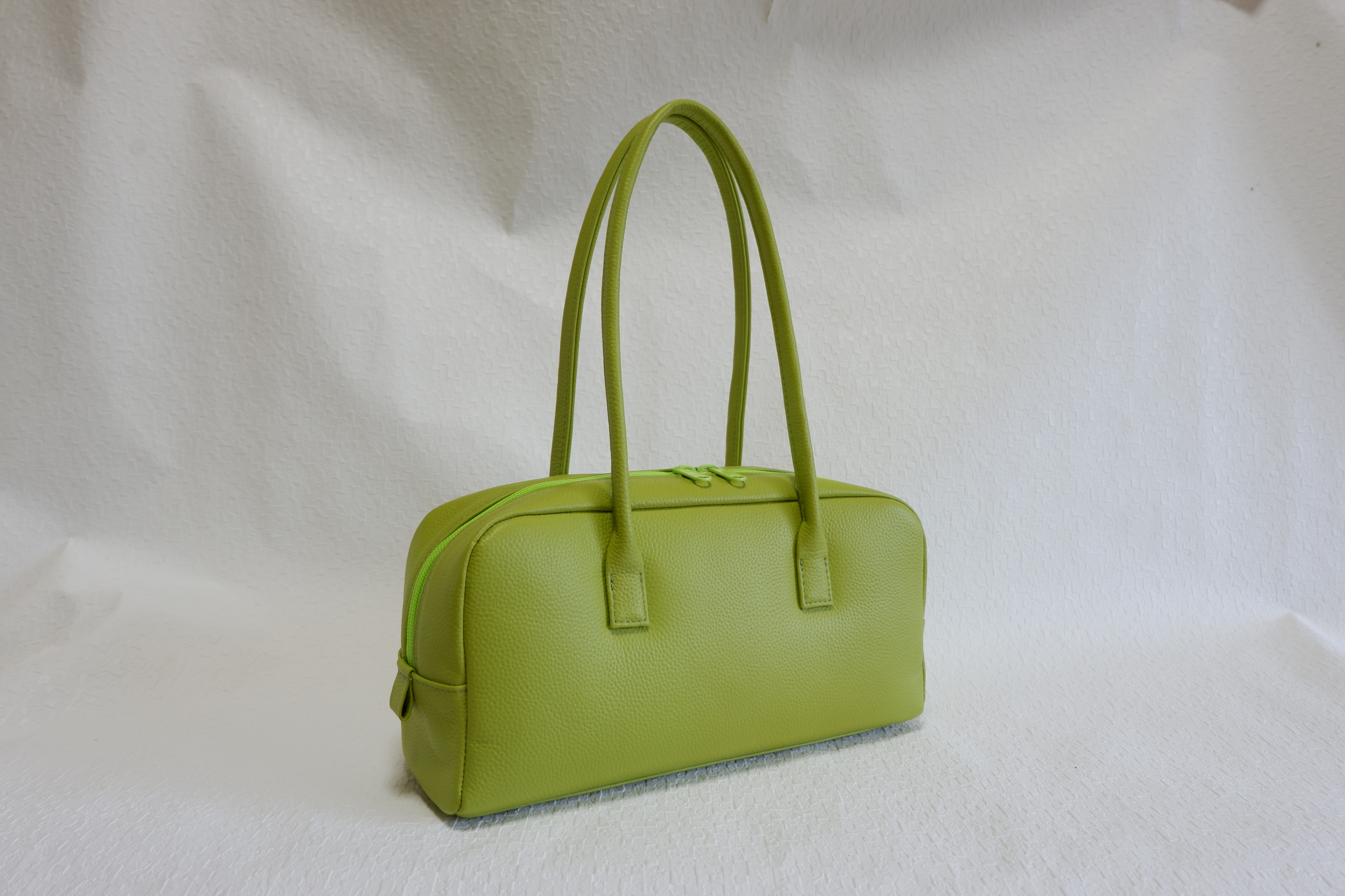 牛革　横長　軽量　セミショルダー　ボストンバッグ