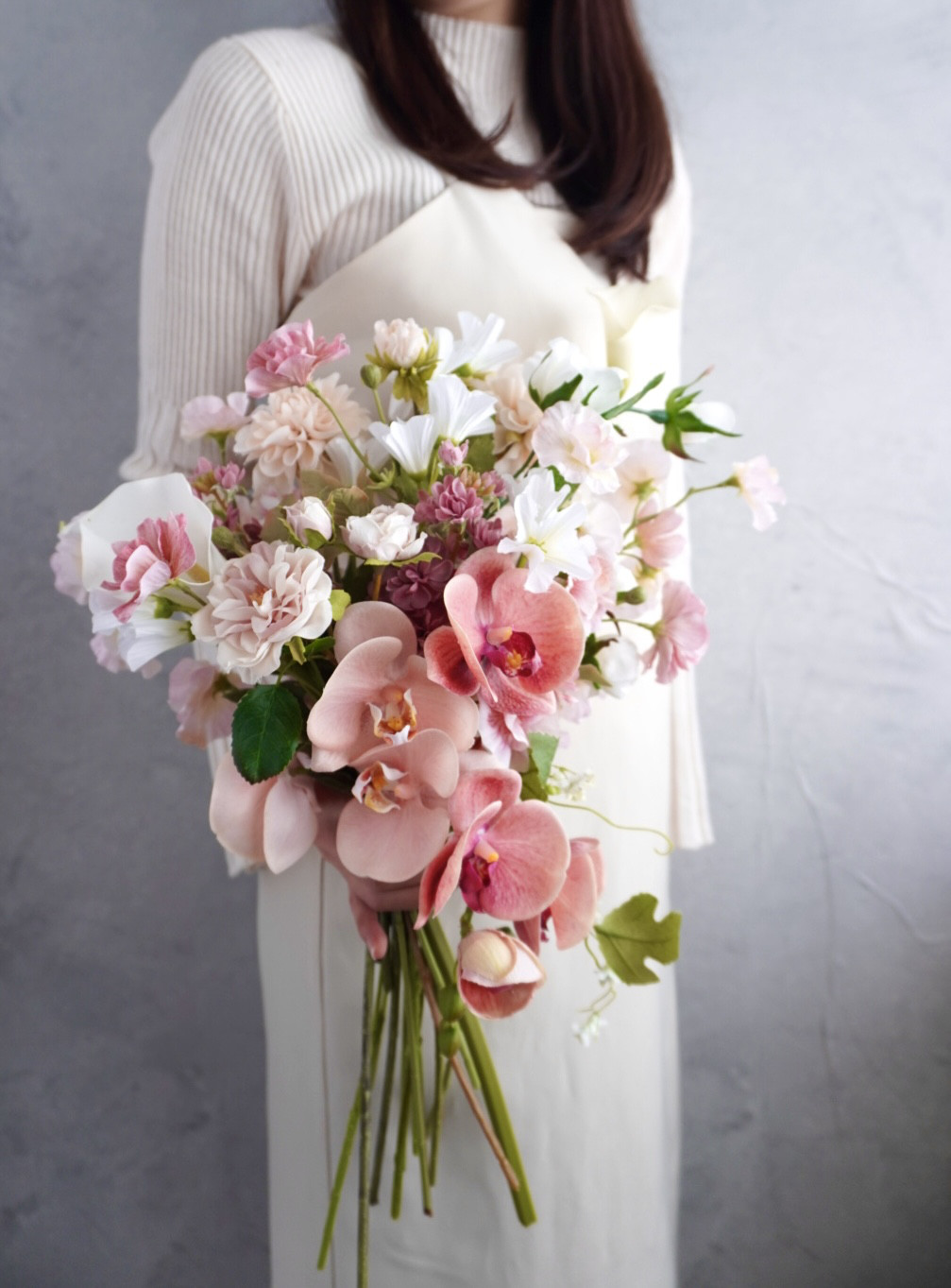 ドレス姿を美しく魅せる♡花嫁さまに大人気のピーチファズの胡蝶蘭ブーケ【ブートニアプレゼント】アーティフィシャルフラワー