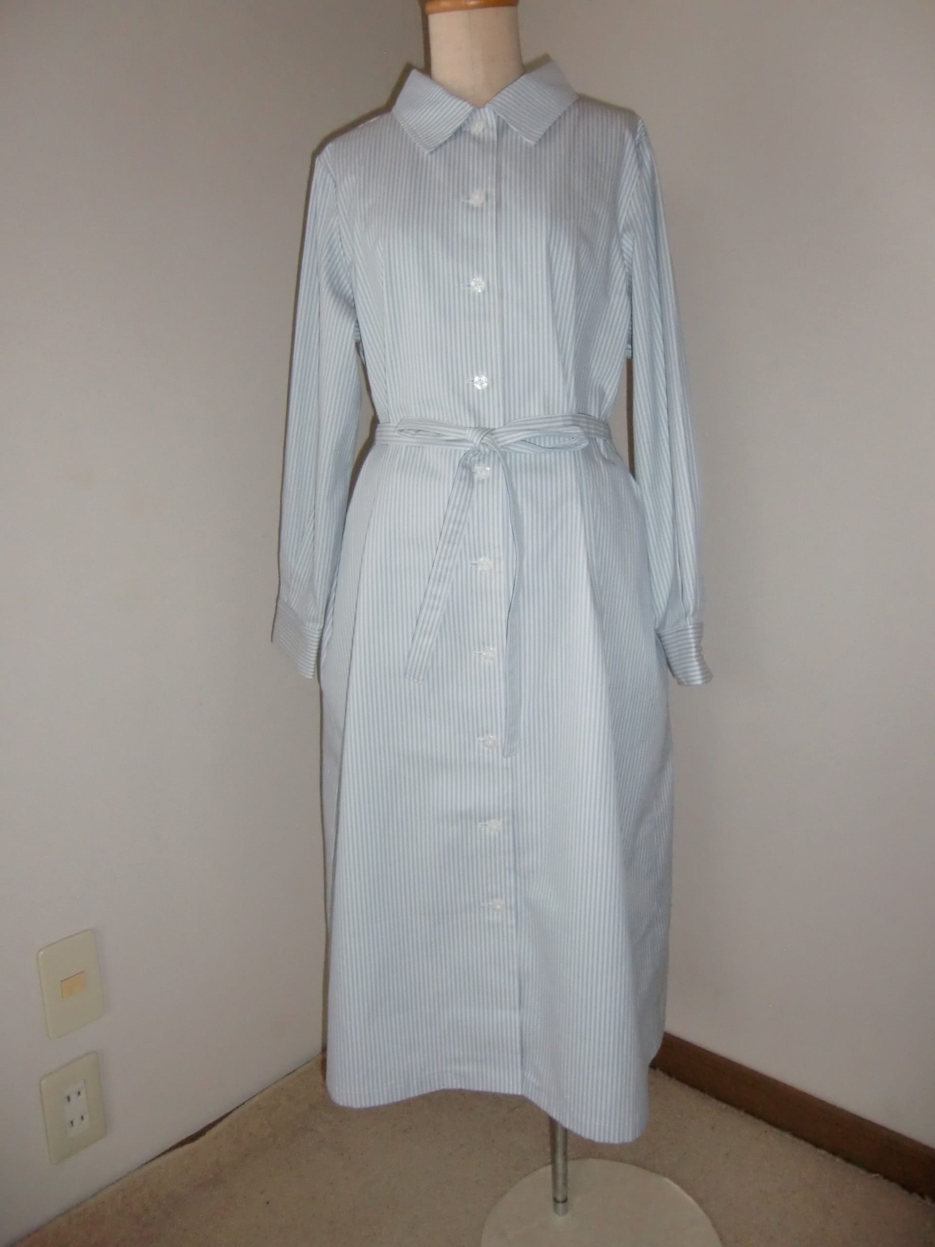 リネン混　オフとスカイブルーのピンストライプ・長袖襟付き・全開ワンピース
