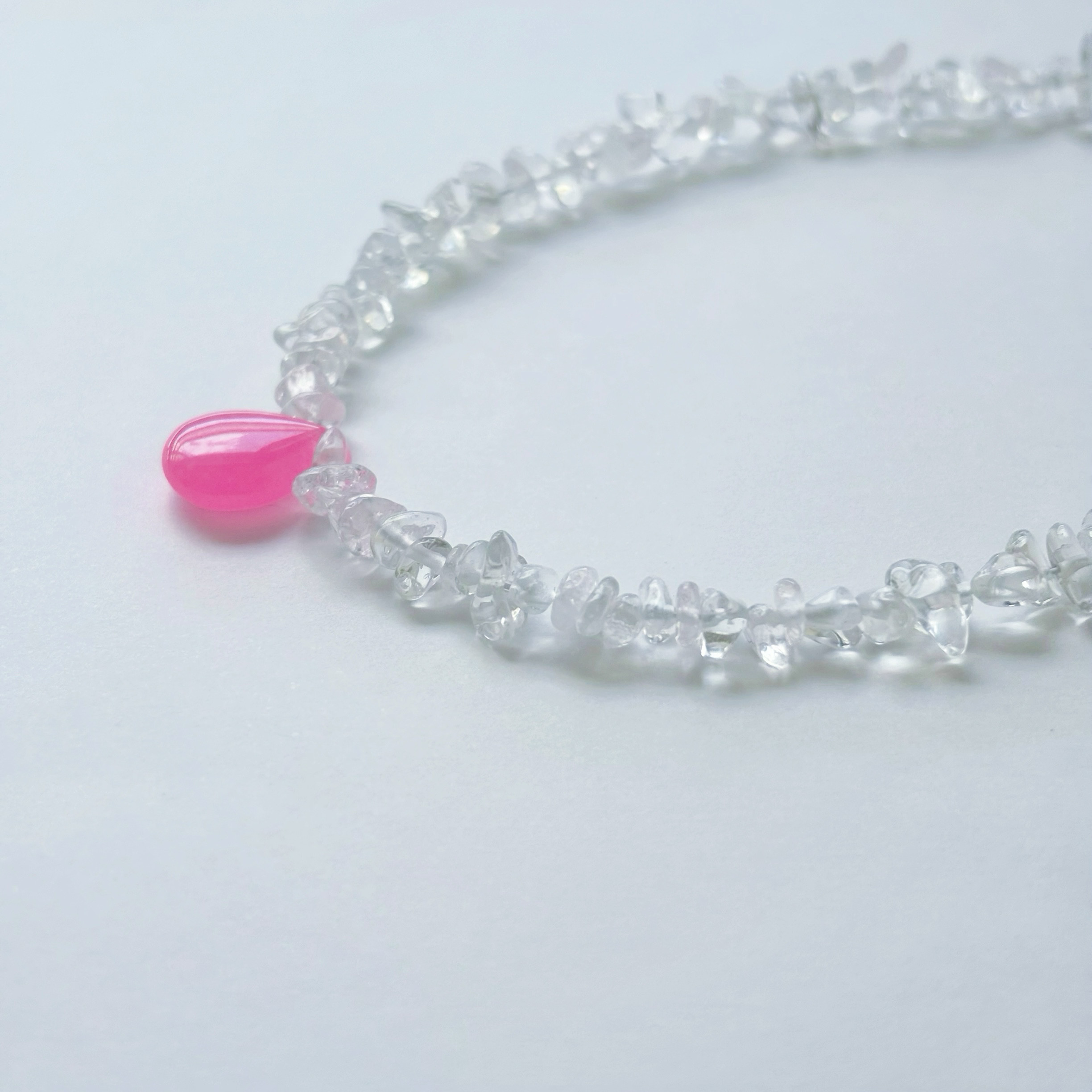【天然石さざれdeお守りチョーカーネックレス】水晶×ピンクカラージェード