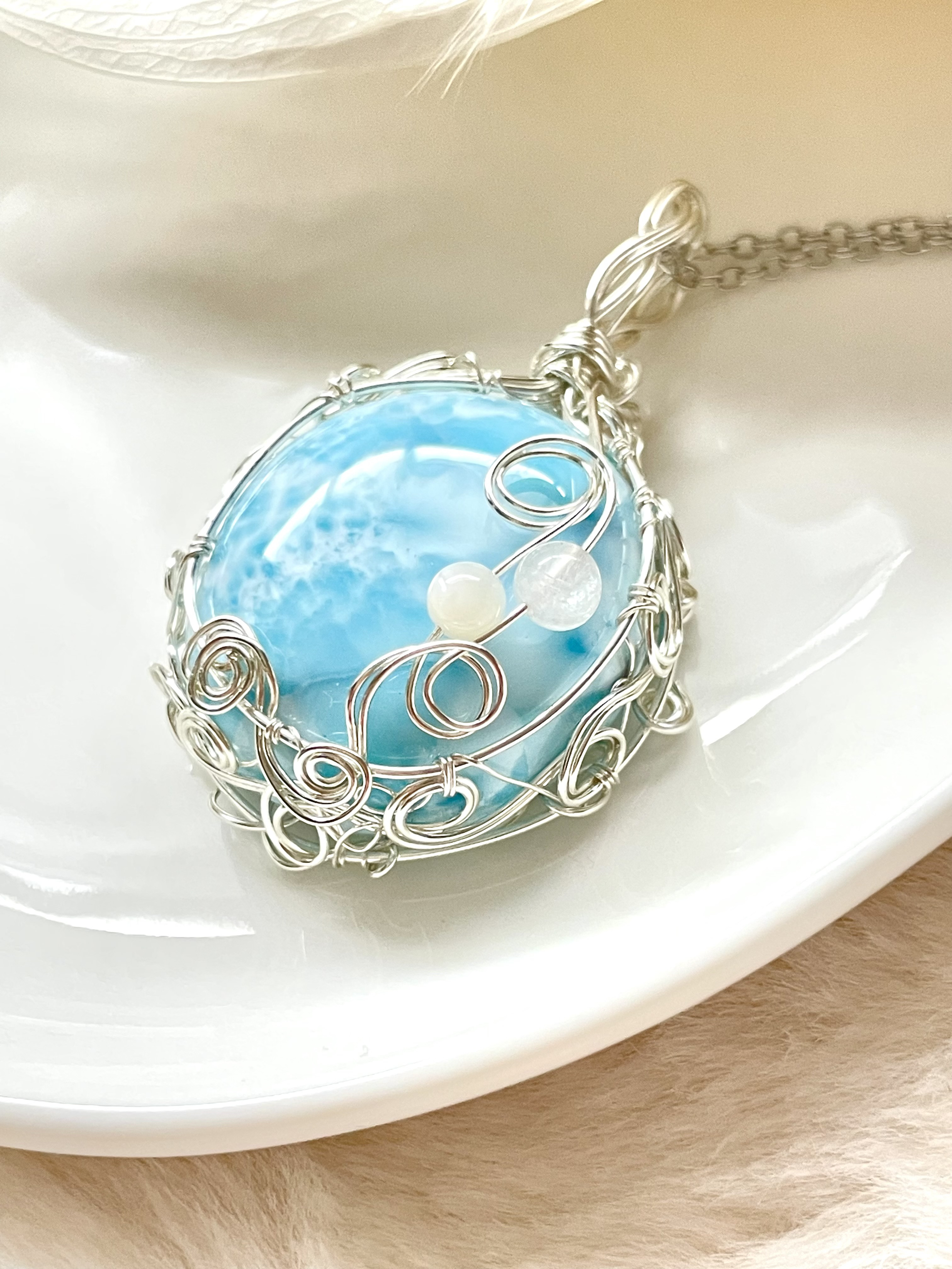 天然石☆高品質！ラリマー羽型ペンダントトップ☆透け感のある