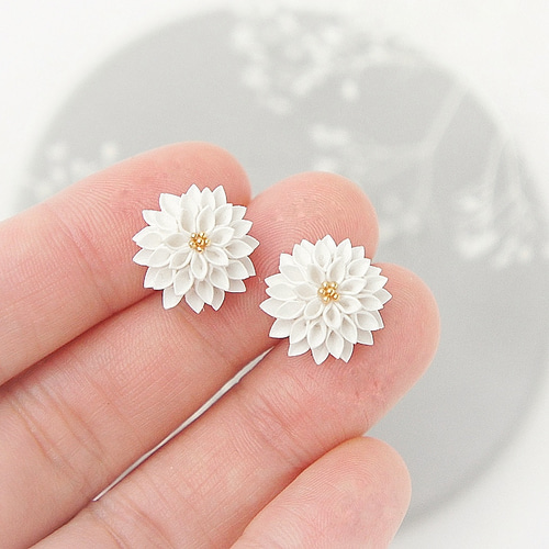 スタッドピアス 「 白菊 / 白ダリア 1.5cmサイズ 」 白色 フォーマル