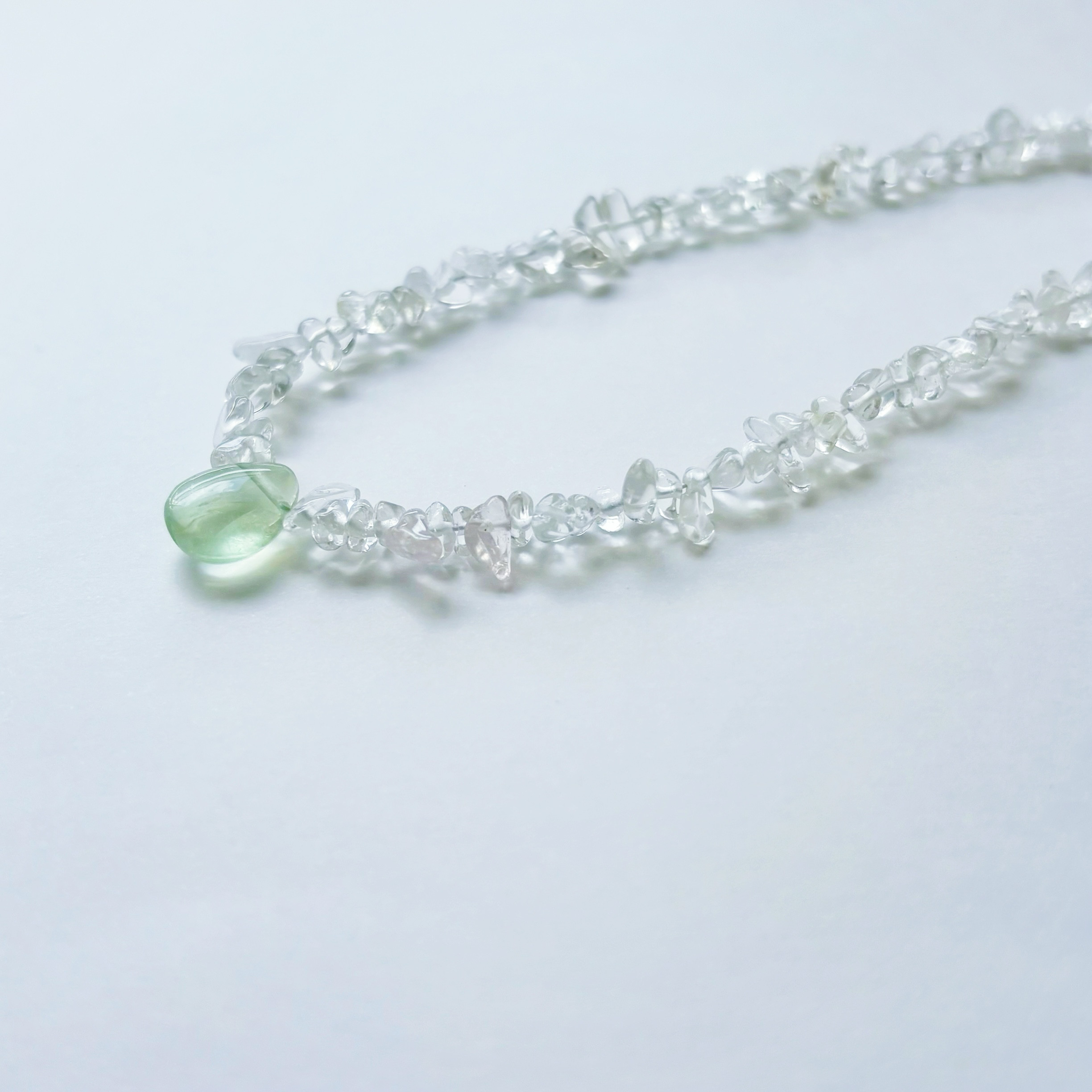 【天然石さざれdeお守りチョーカーネックレス】水晶×グリーンフローライト