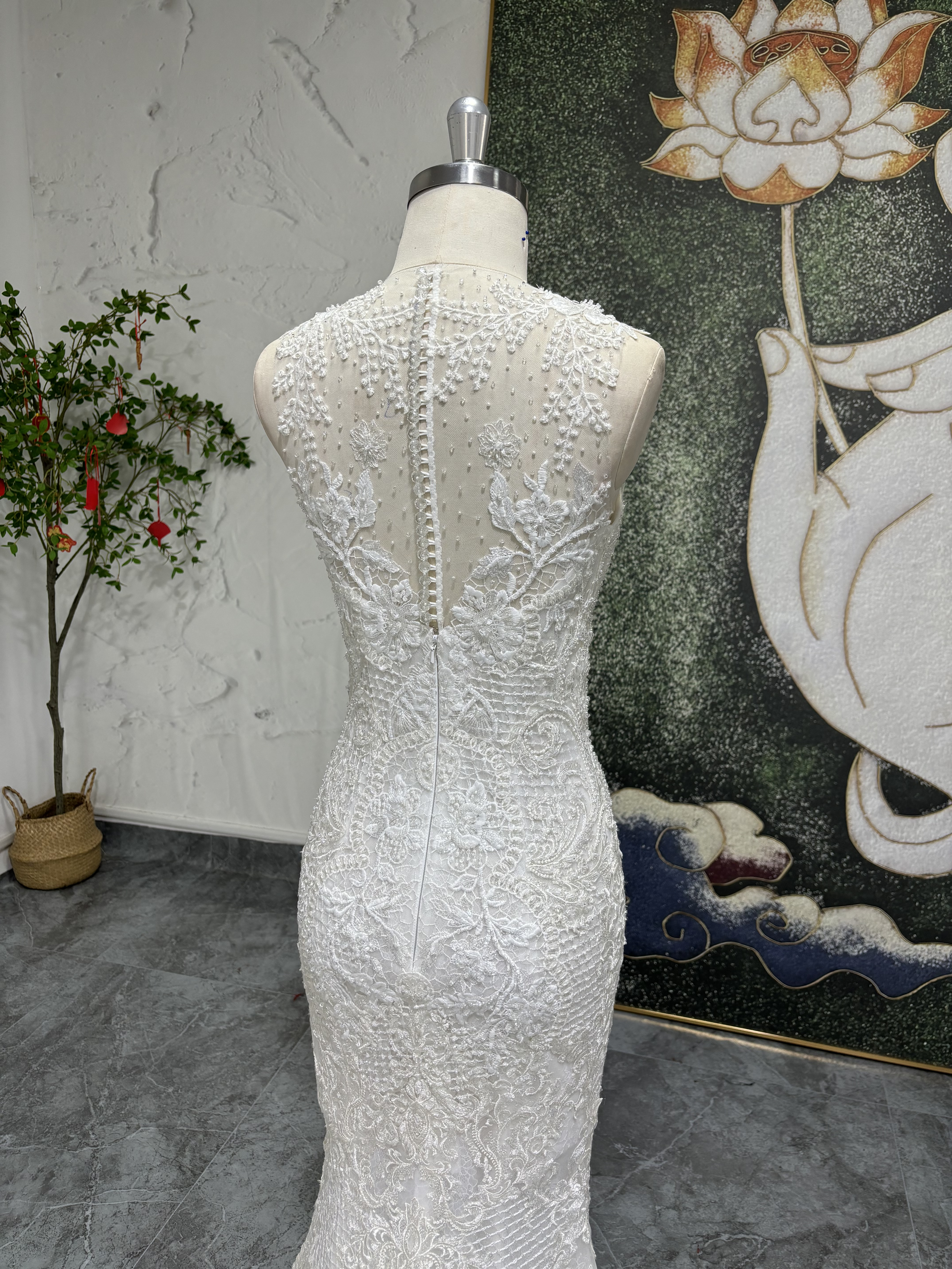 クイーンアンネック　フランスレース　白　ノースリーブ　かわいいウェディングドレス　ホワイト　タイトスカート　くるみボタン