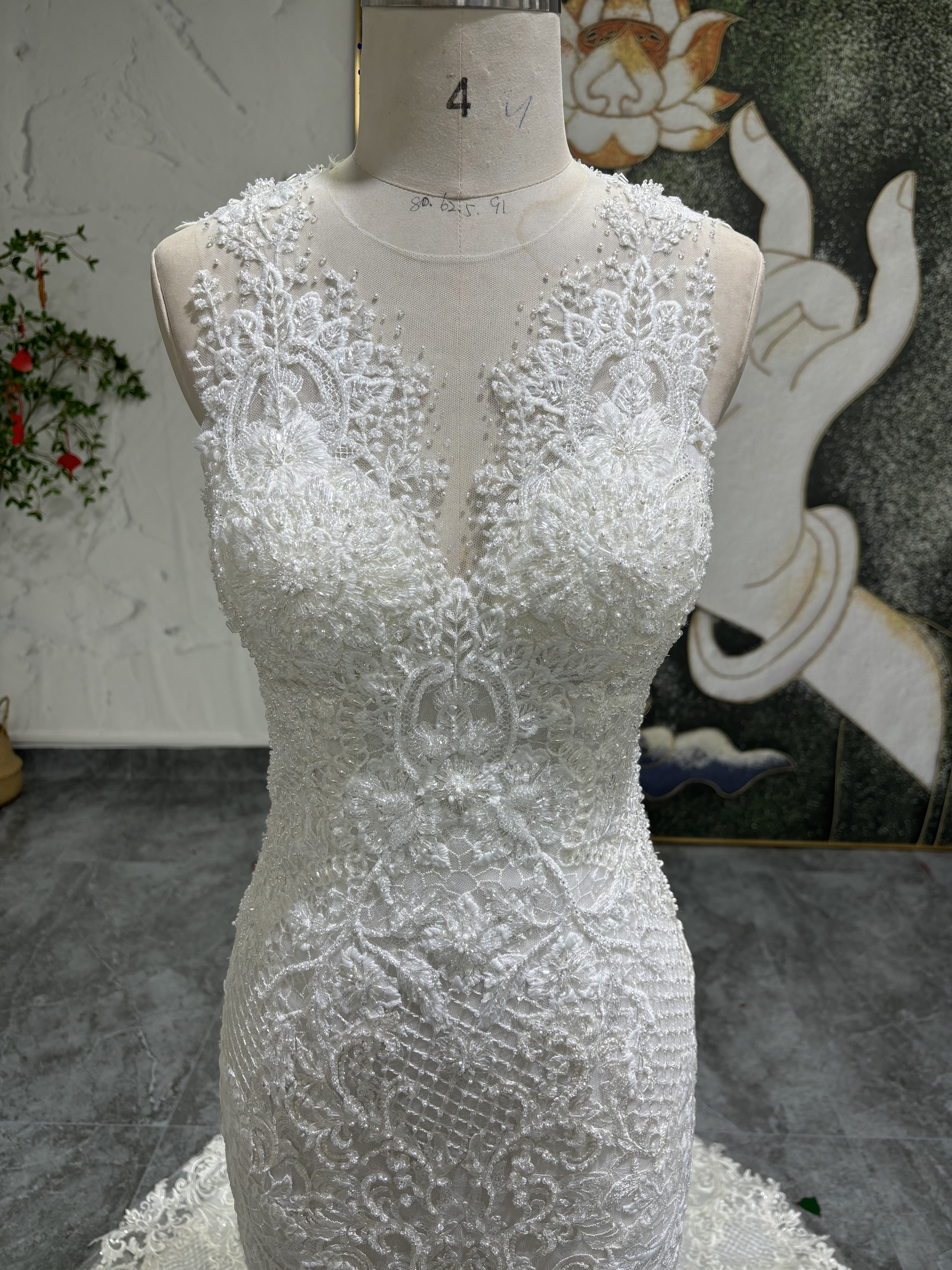 クイーンアンネック　フランスレース　白　ノースリーブ　かわいいウェディングドレス　ホワイト　タイトスカート　くるみボタン