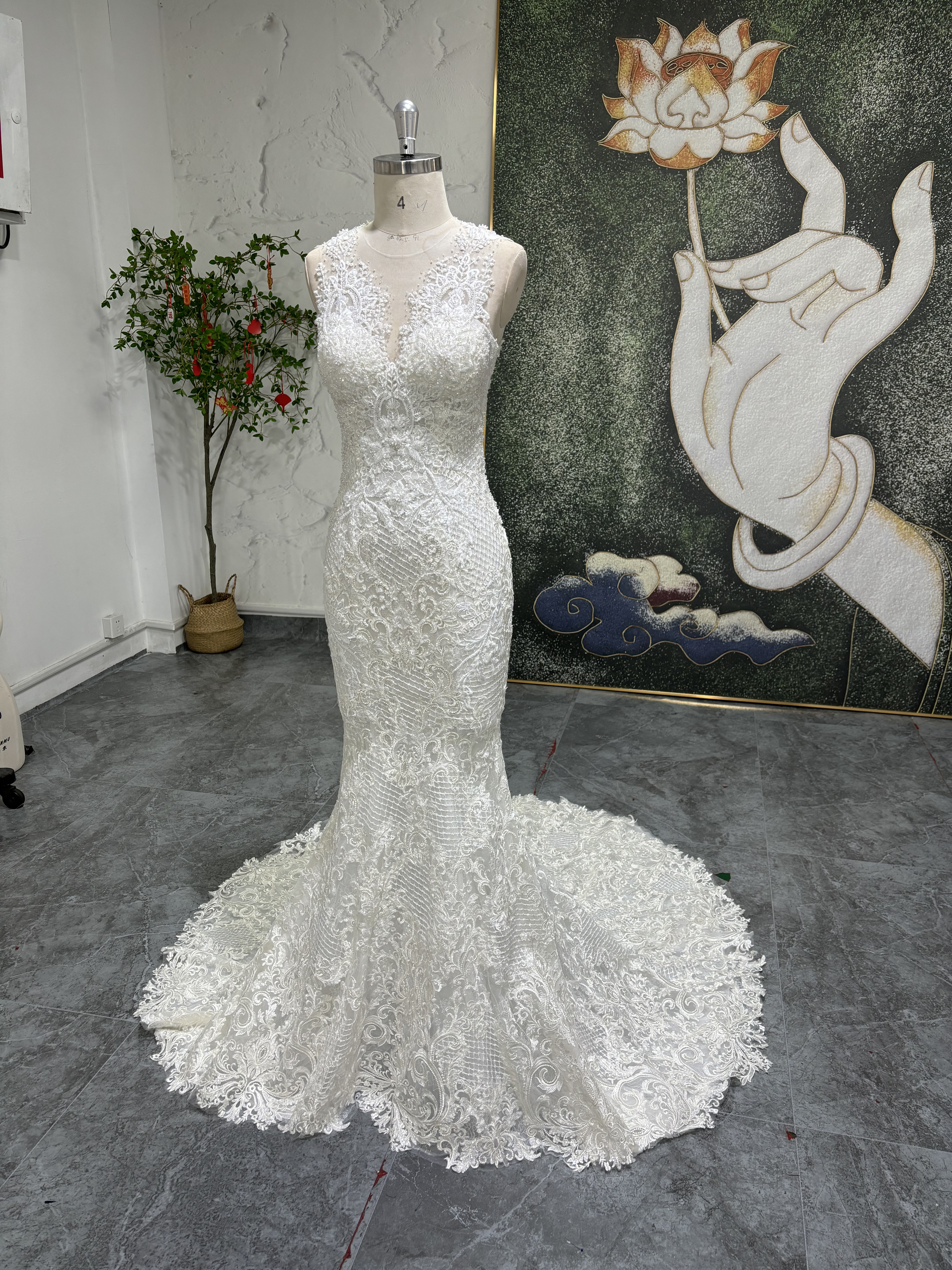 クイーンアンネック　フランスレース　白　ノースリーブ　かわいいウェディングドレス　ホワイト　タイトスカート　くるみボタン