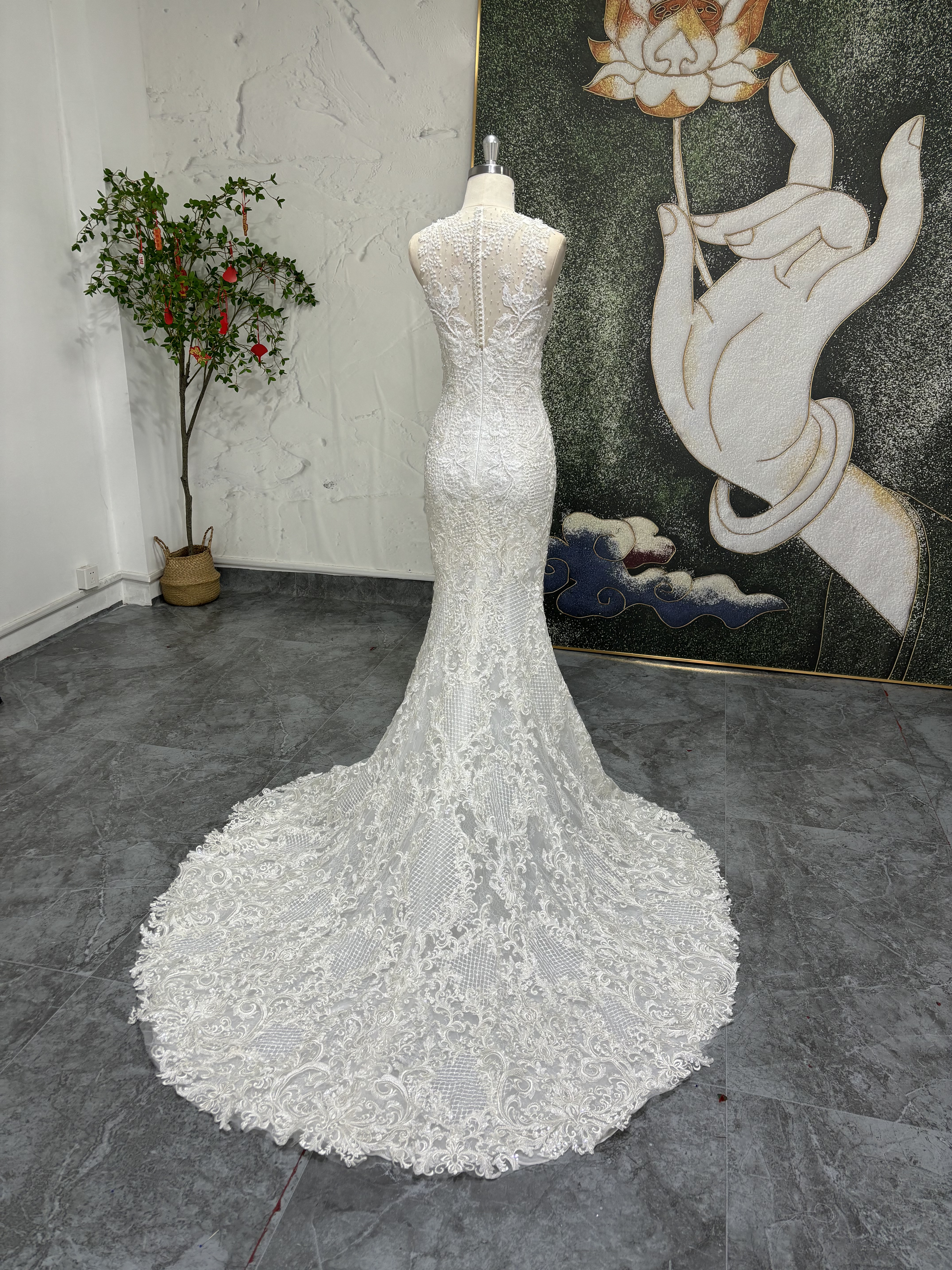 クイーンアンネック　フランスレース　白　ノースリーブ　かわいいウェディングドレス　ホワイト　タイトスカート　くるみボタン