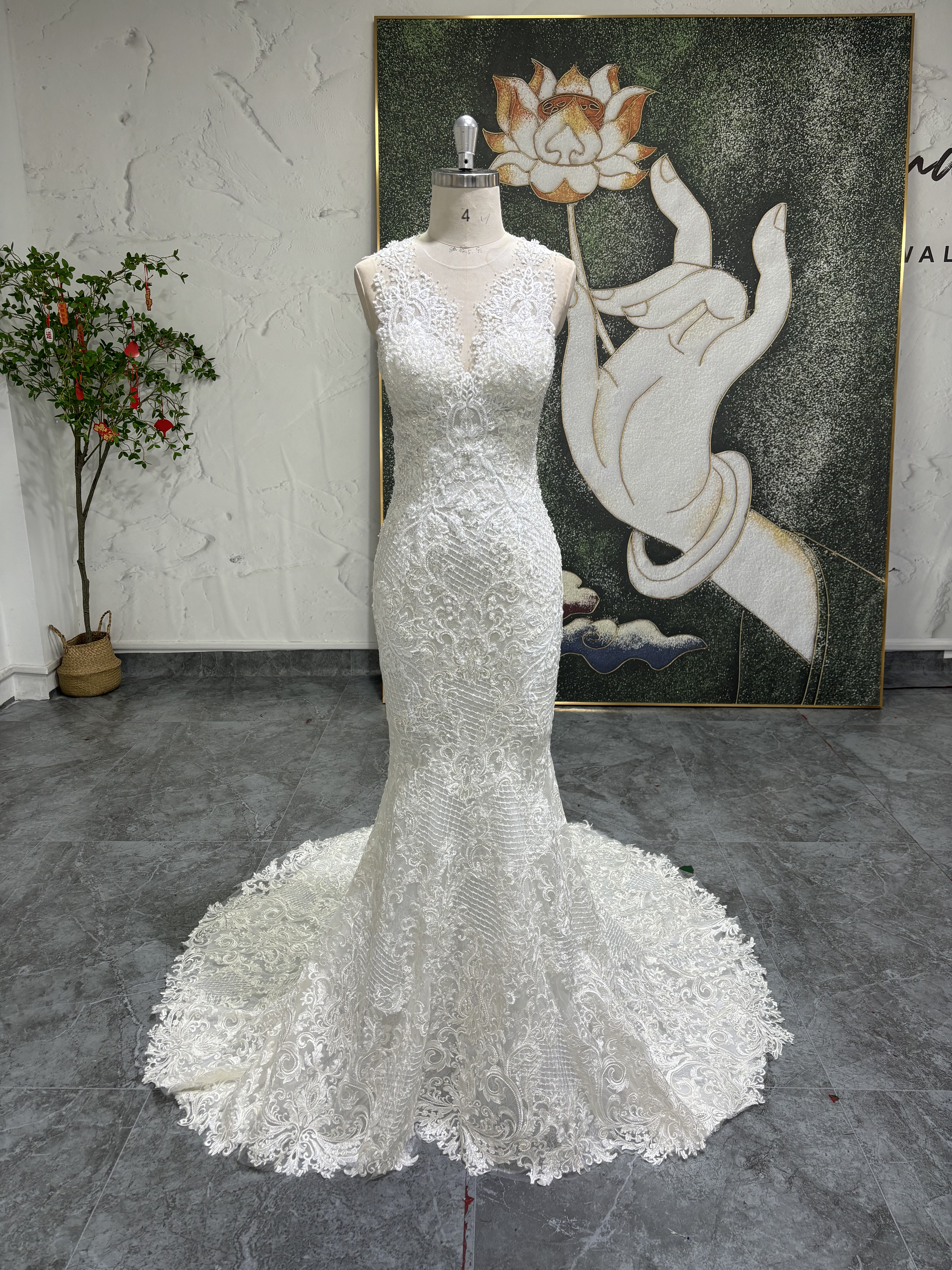 クイーンアンネック　フランスレース　白　ノースリーブ　かわいいウェディングドレス　ホワイト　タイトスカート　くるみボタン