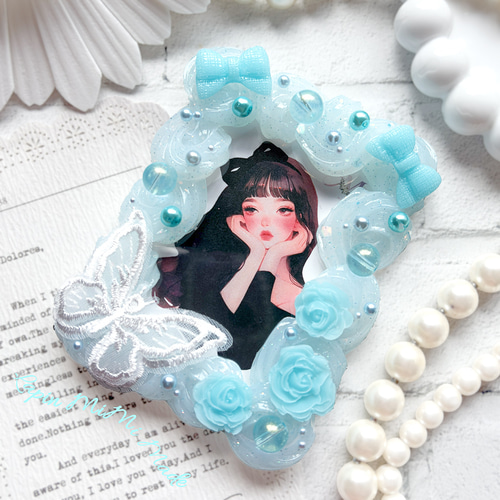 クリア ラメ 水色 ホイップデコ 硬質トレカケース 刺繍 レース 白 蝶 薔薇 ビーズ かわいい B8 カード ケース 名刺入れ・カードケース  Lapin MiMi 通販 19331494｜Creema(クリーマ) 硬質ケーストレカケースホイップデコB8クリア 白ミックス 青 水色 お花シルバー