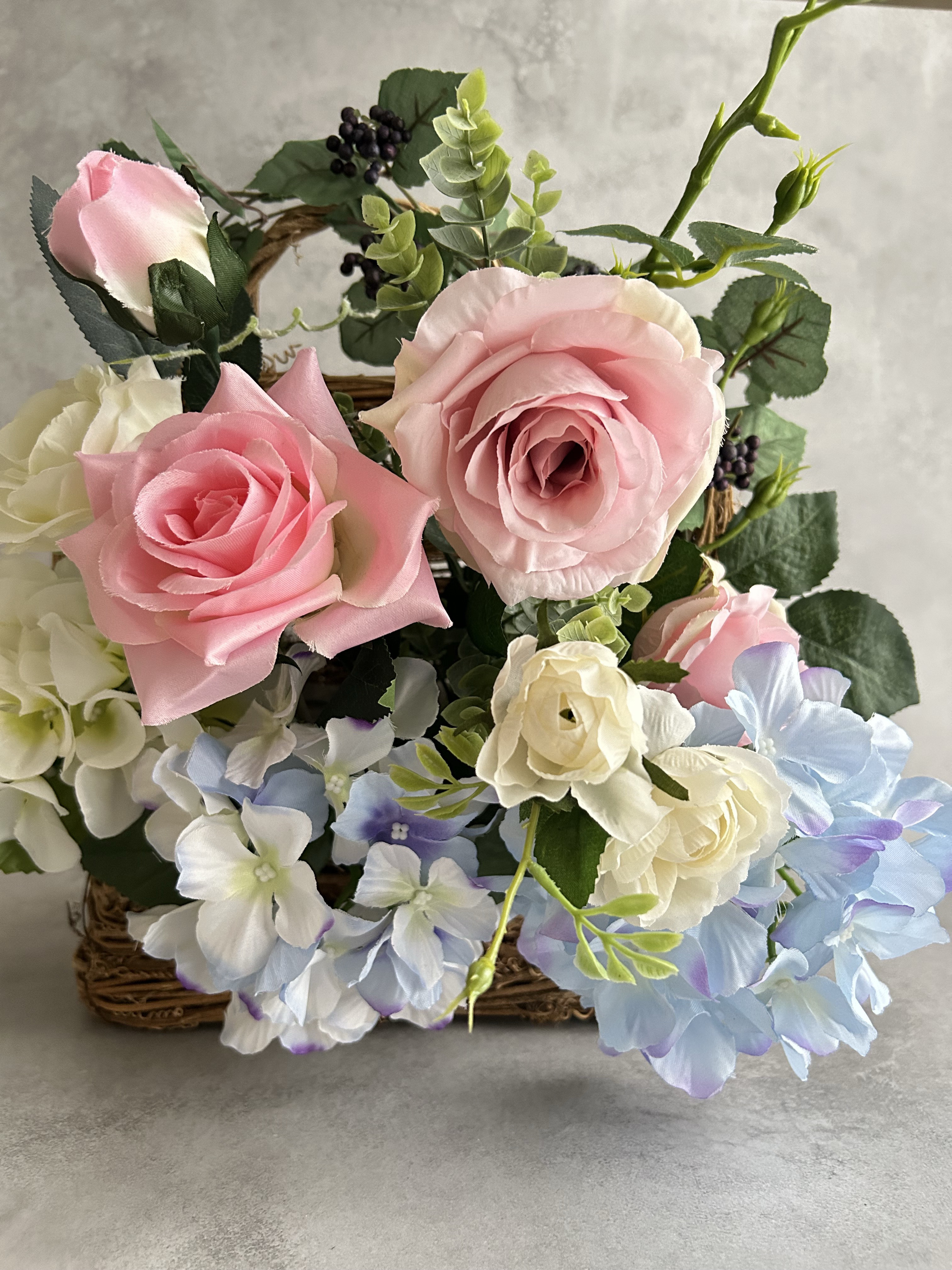 爽やかピンクローズとブルー紫陽花のアレンジ