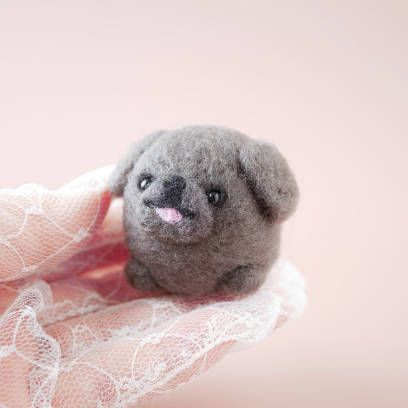 ペキニーズのお散歩マスコット｜手のひらサイズの羊毛フェルト　ペキニーズブラック 8枚目の画像