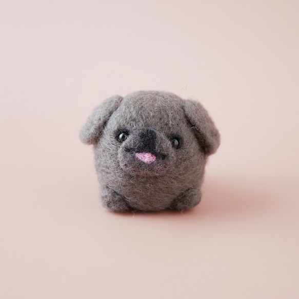 ペキニーズのお散歩マスコット｜手のひらサイズの羊毛フェルト　ペキニーズブラック 1枚目の画像