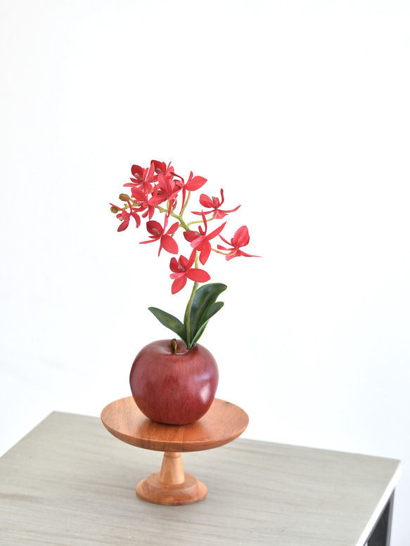 アップル＋オーキッド！？ 赤いりんごと蘭(レッド)　アーティフィシャルフラワー　咲き続けるフラワーインテリア 1枚目の画像