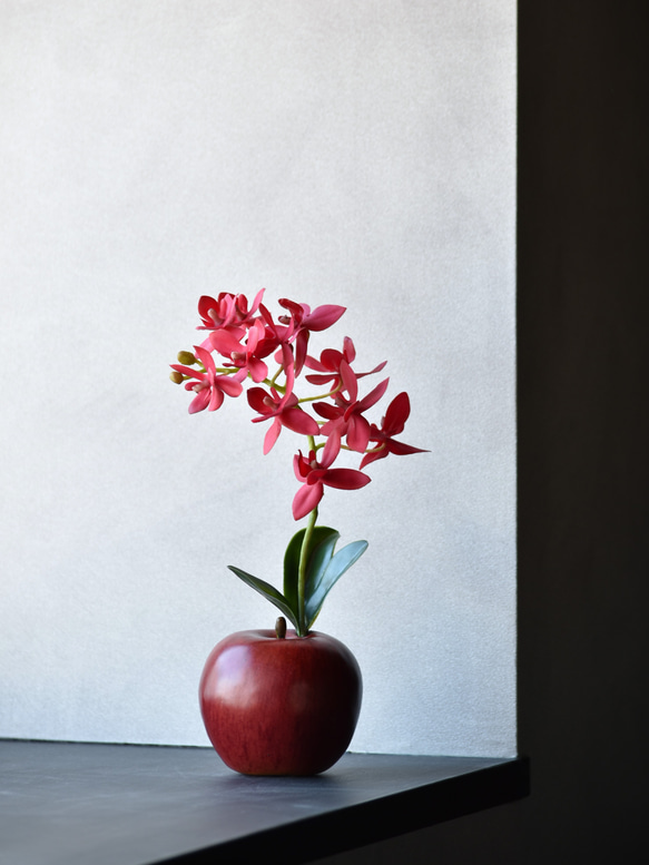 アップル＋オーキッド！？ 赤いりんごと蘭(レッド)　アーティフィシャルフラワー　咲き続けるフラワーインテリア 9枚目の画像