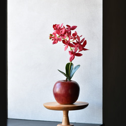 アップル＋オーキッド！？ 赤いりんごと蘭(レッド)　アーティフィシャルフラワー　咲き続けるフラワーインテリア 6枚目の画像