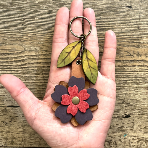 花柄のかご型キーホルダー POPO│両面ツートン│花柄レザーキーホルダー その他アクセサリー POPO