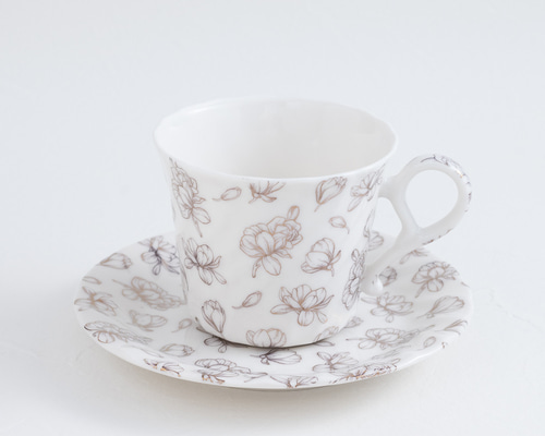 ゴールドマグノリア 花柄カップ＆ソーサー 陶器 磁器 木蓮 ティー