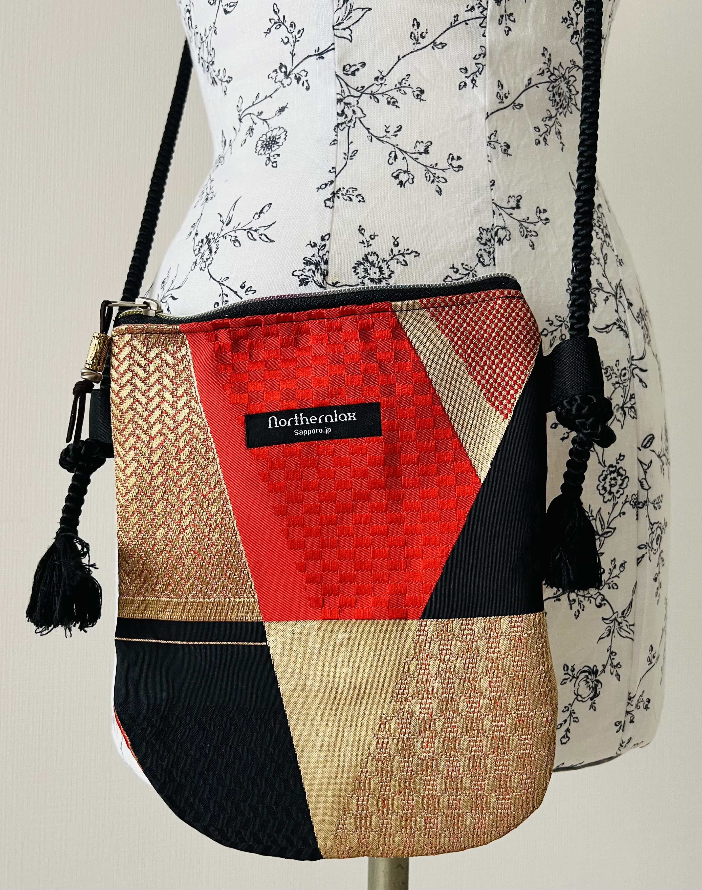 帯リメイク・サコッシュ・シルク１００％・赤黒ゴールド