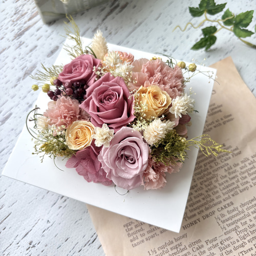 くすみカラーの上品フレームアレンジ /プリザーブドフラワー/BOX