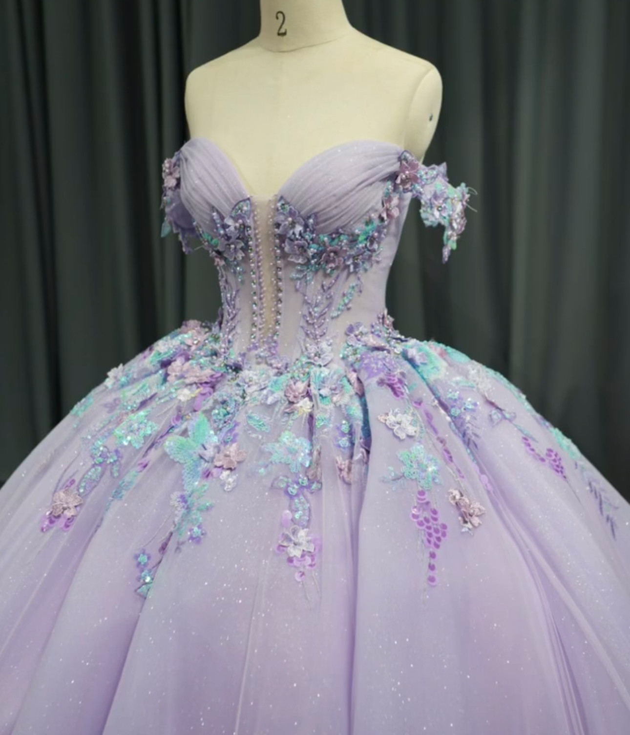 目立つ　憧れのドレス　紫セクシー　カラードレス　二の腕を隠せる　vネック　華やかな引裾　立体的なレース　フラワー　上品