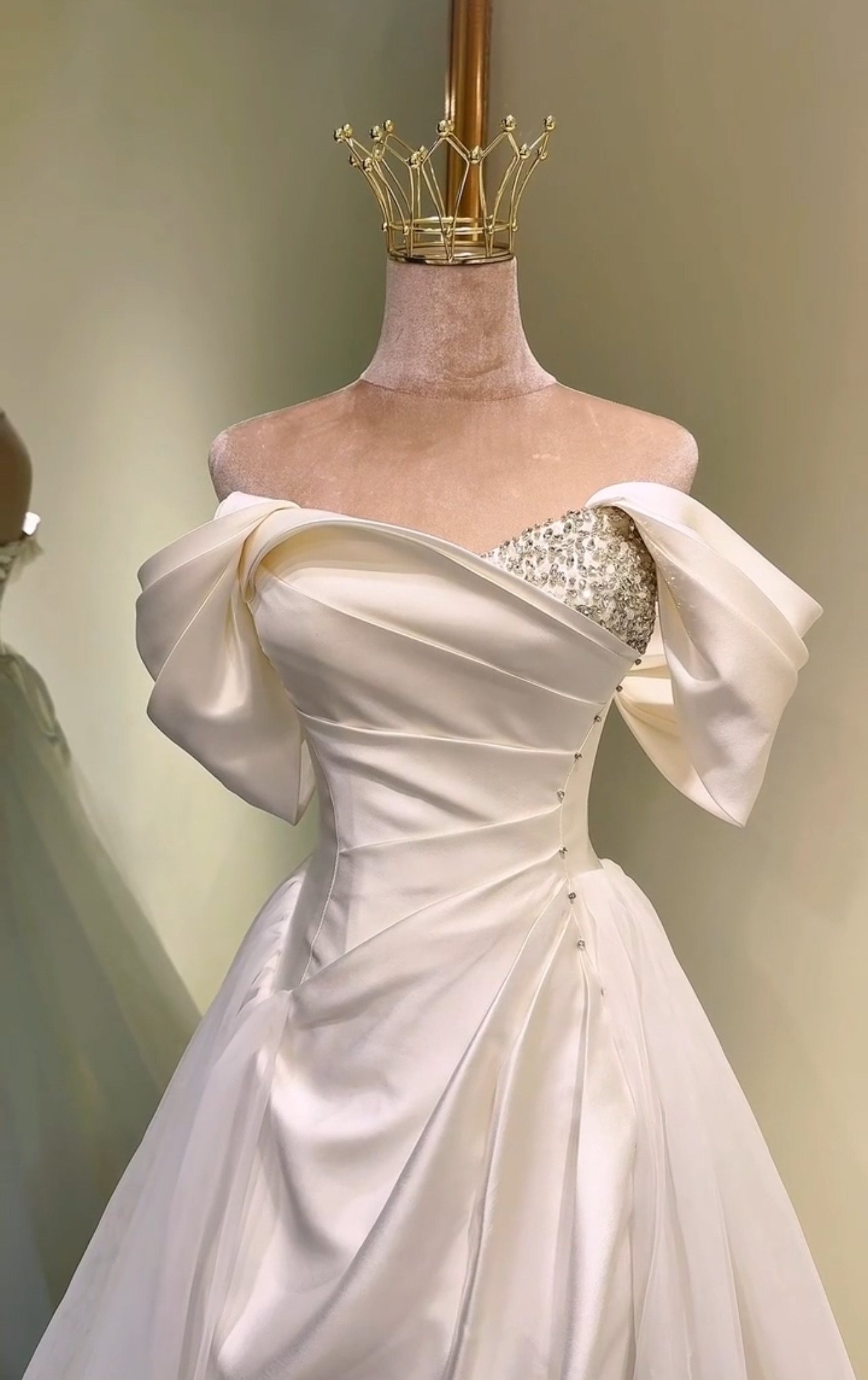 セール　オフショルダー　ストーン　オーバースカート　光沢サテン　チュール　オフホワイト　二の腕カバー　シンプル挙式フリル