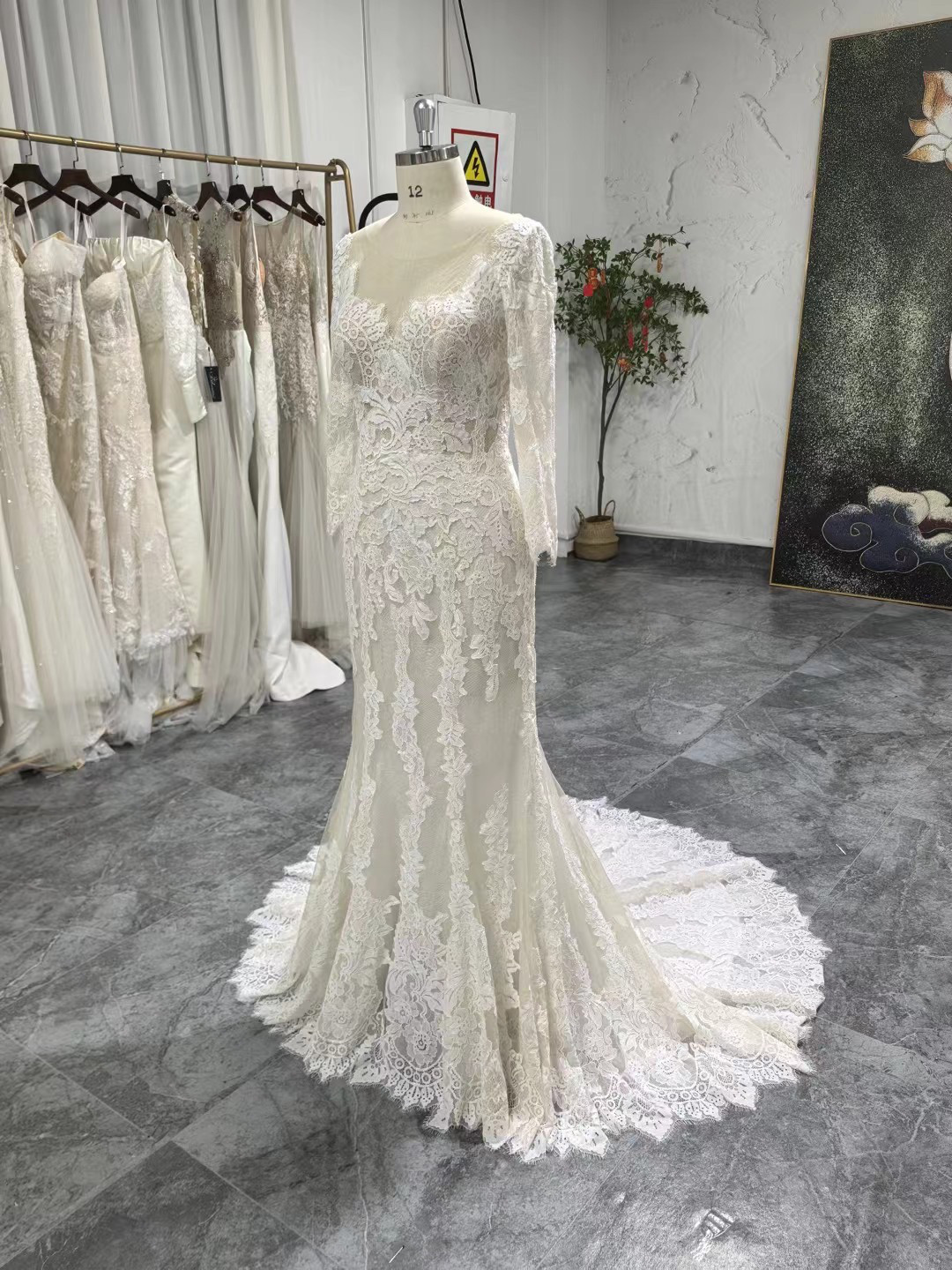 品質保証！肩紐あり　花嫁結婚マーメイドドレス　エレガントなシルエット　トレーン　ファスナー　小枝レース　結婚式挙式前撮り