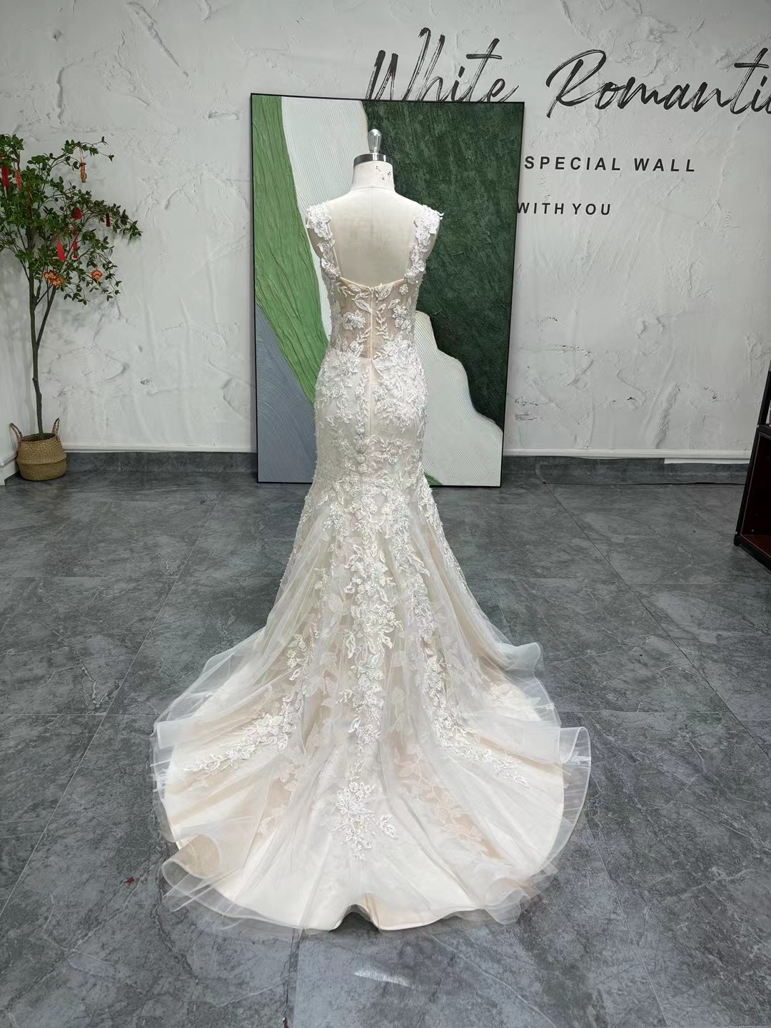 品質保証！肩紐あり　花嫁結婚マーメイドドレス　エレガントなシルエット　トレーン　ファスナー　小枝レース　結婚式挙式前撮り