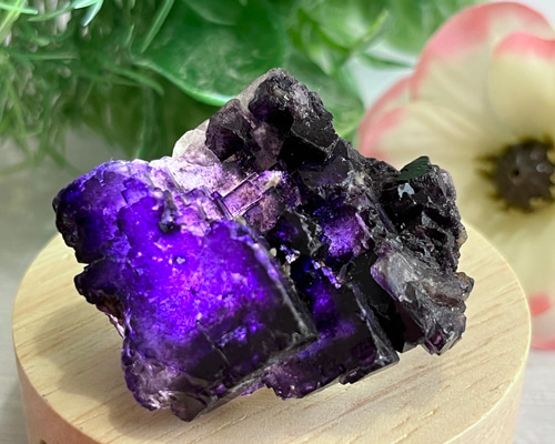 美品✨パープル 球状 フローライト on 水晶 クラスター c35124c79970c31b60f2116103167c