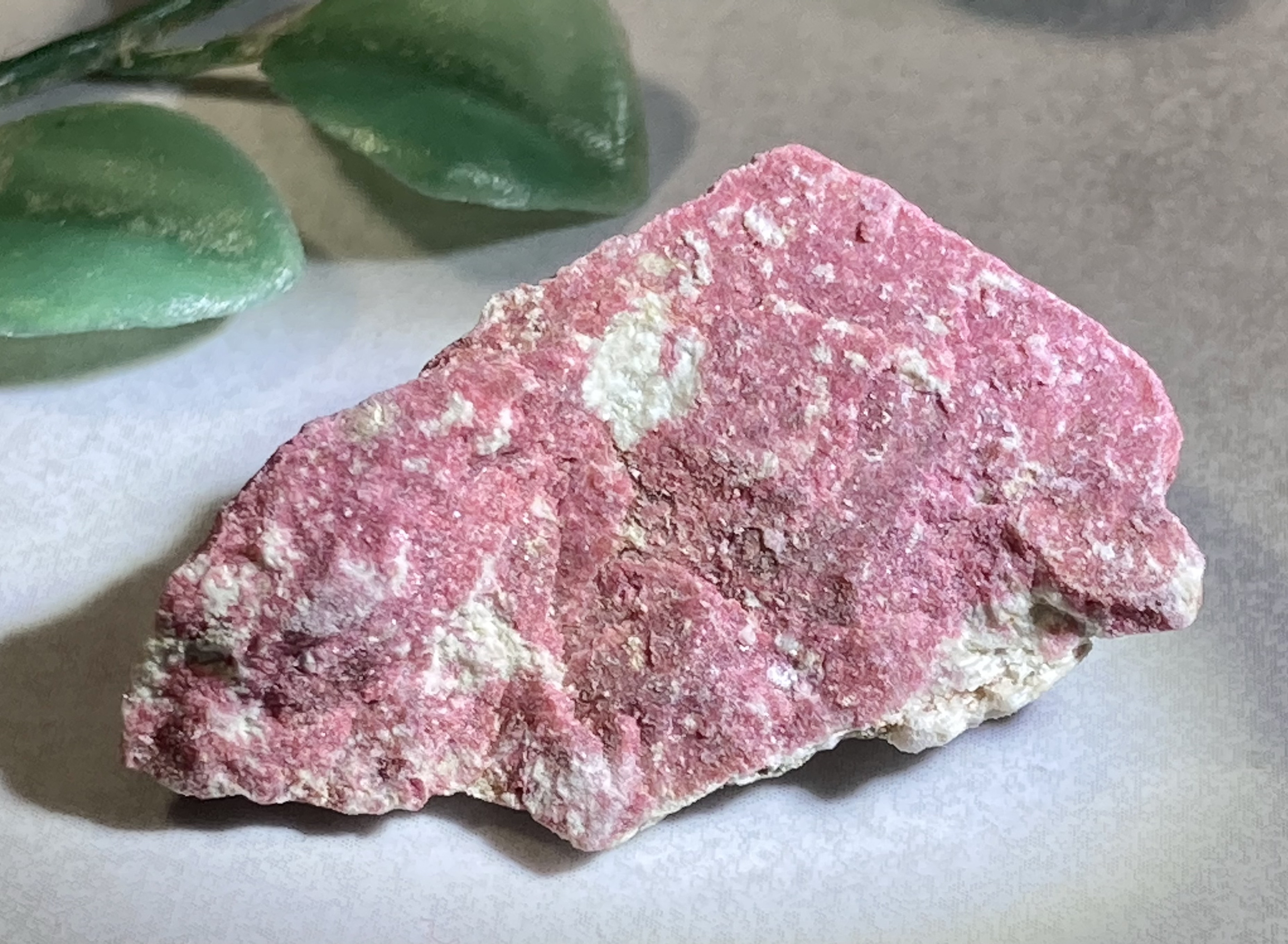 宮崎海岸海中採取のピンク翡翠(桃簾石) 1面切断～欠けあり　1,900g