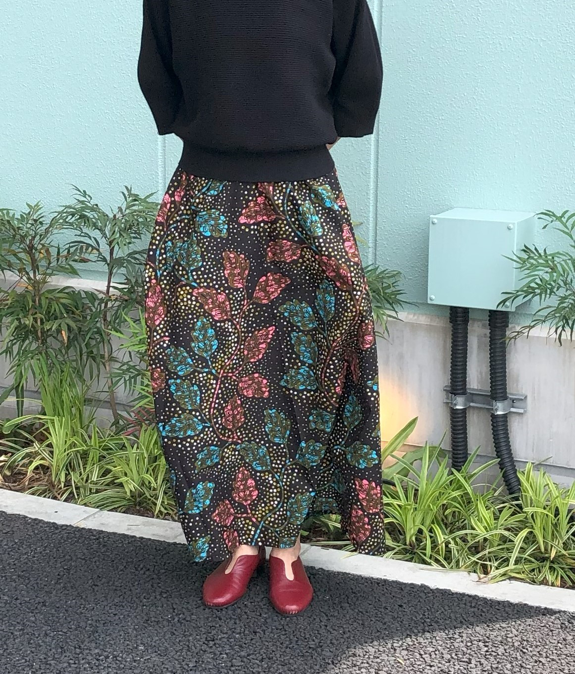 【受注製作】フレアマキシスカート 長さが選べる！黒×ピンク&水色ボタニカル05806かめ庵