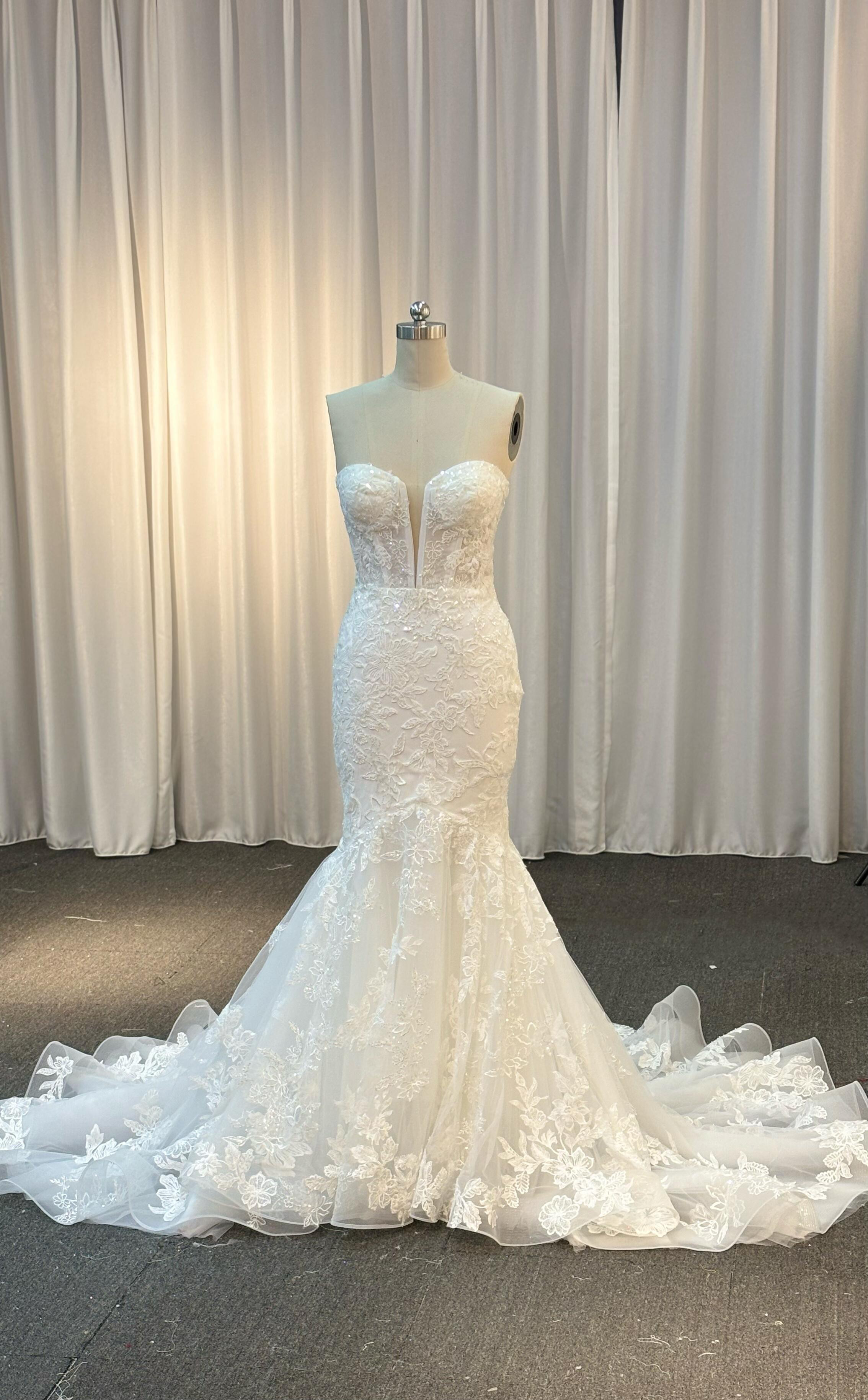 ラッフルスカート　可愛い　韓国スタイル　マーメイドドレス　vネック　袖無し　ウェディングドレス　ブライダル　ホワイト挙式