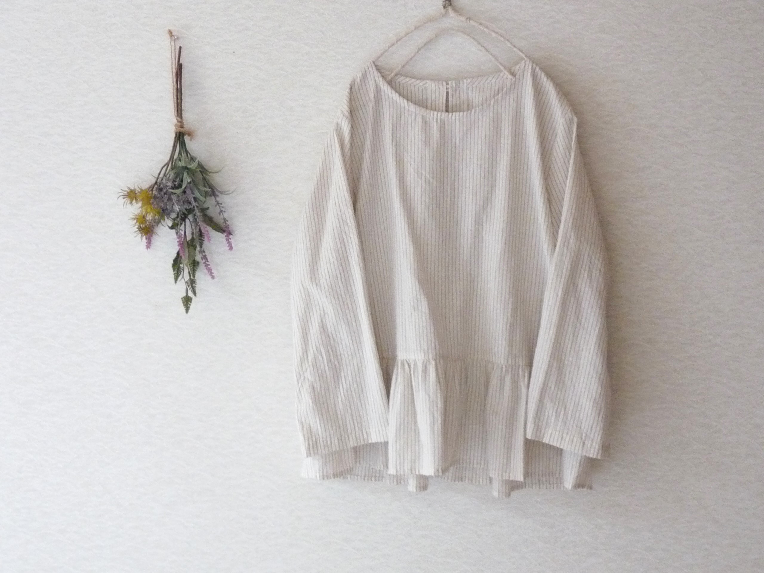 裾のフリルがかわいい 綿麻 ストライプ  ブラウス