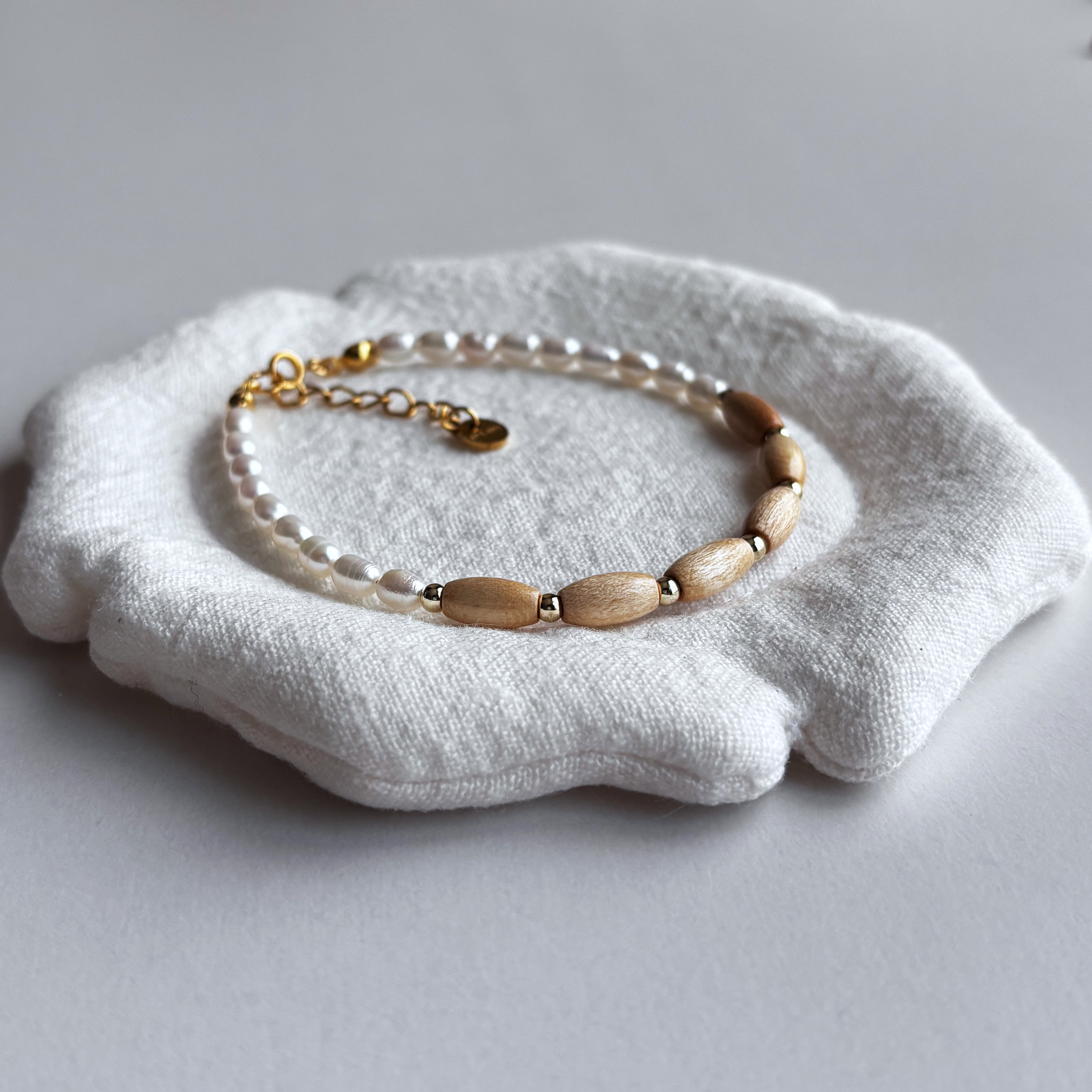 フランス製ヴィンテージウッドビーズと淡水パールのブレスレット　アレルギー対応
