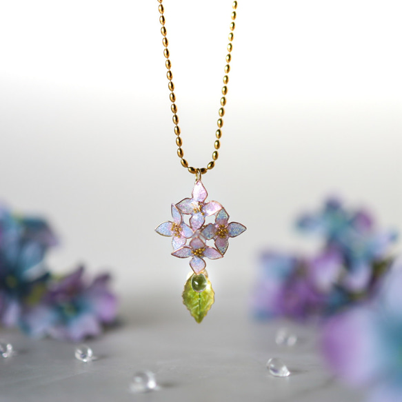 しっとり　紫陽花と雨粒のロングネックレス 1枚目の画像