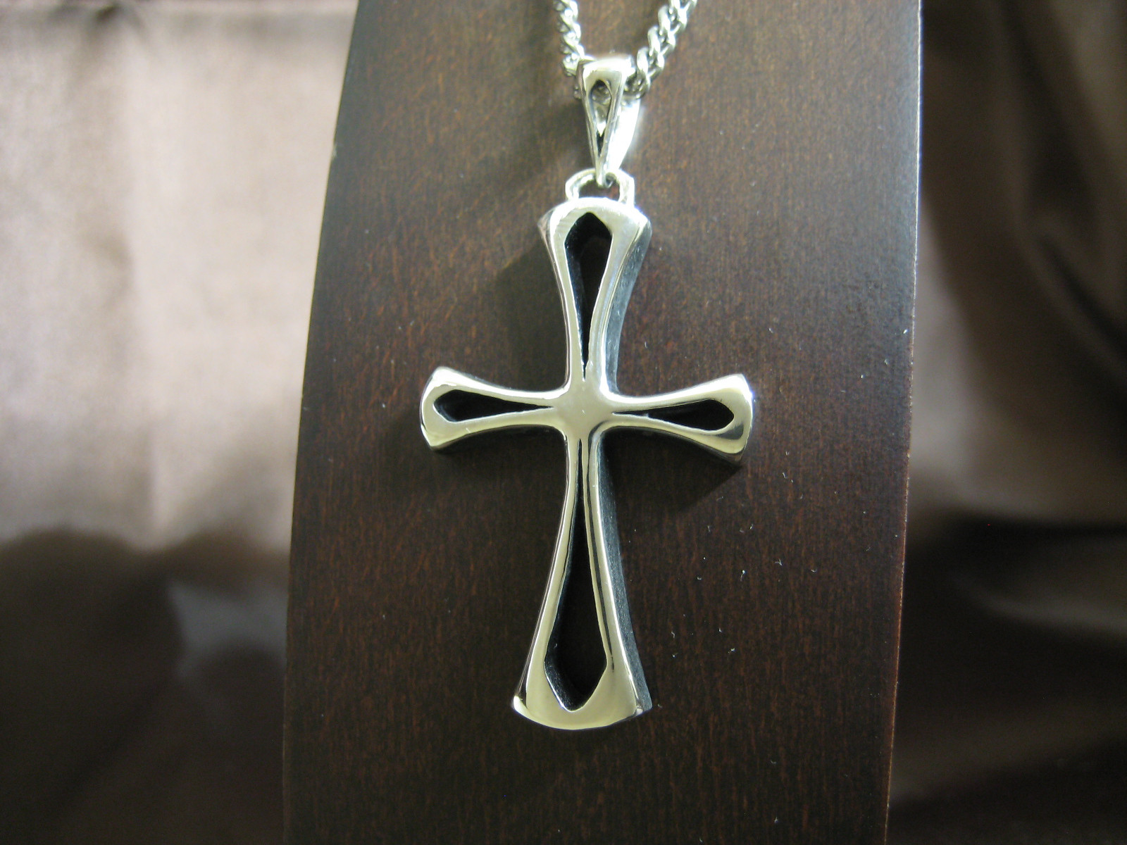 《edge void》クロスペンダント｜silver925・鏡面仕上げ・奥行きフォルム・静かな存在感・ユニセックス・ペア