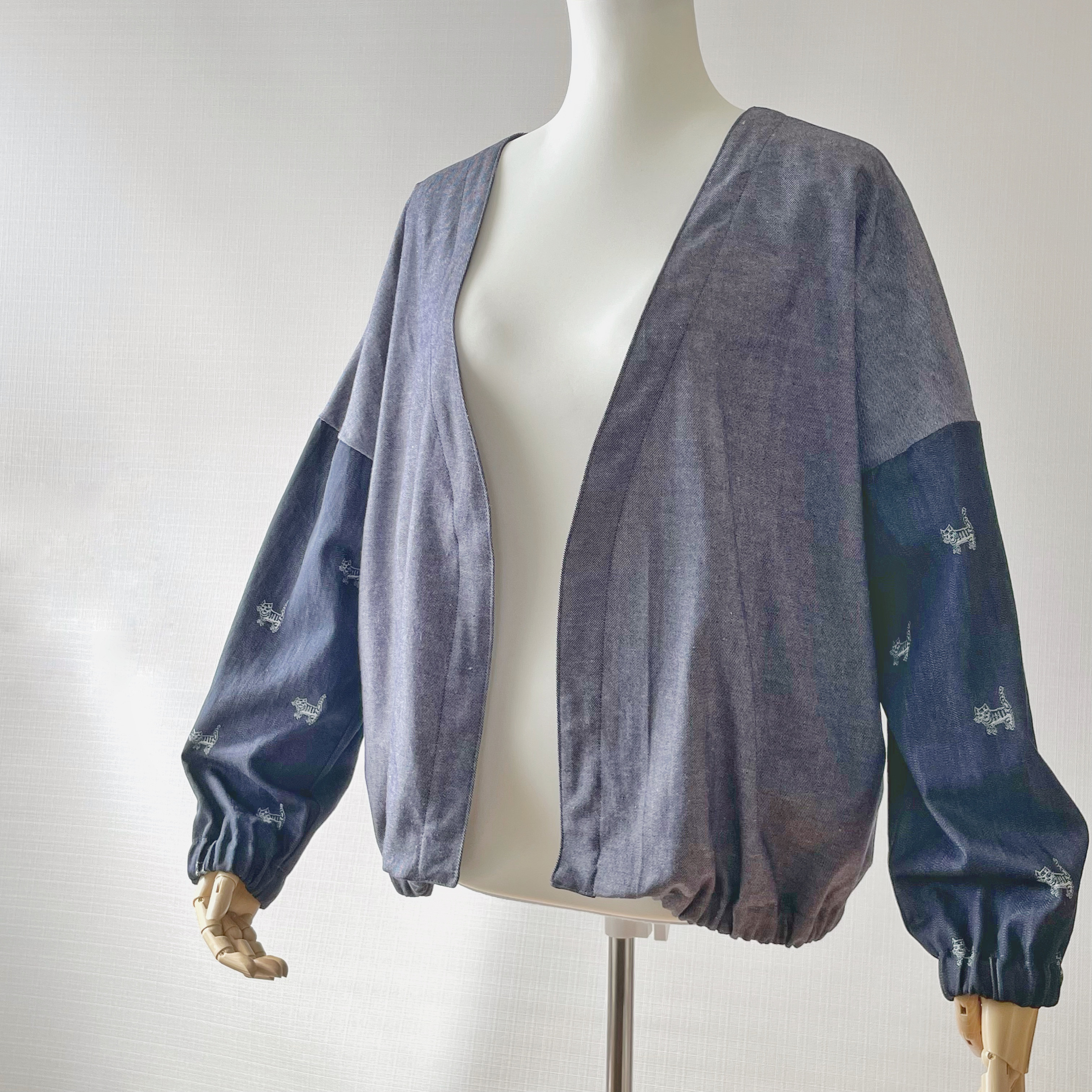 にゃんこ柄のボタンレスブルゾン