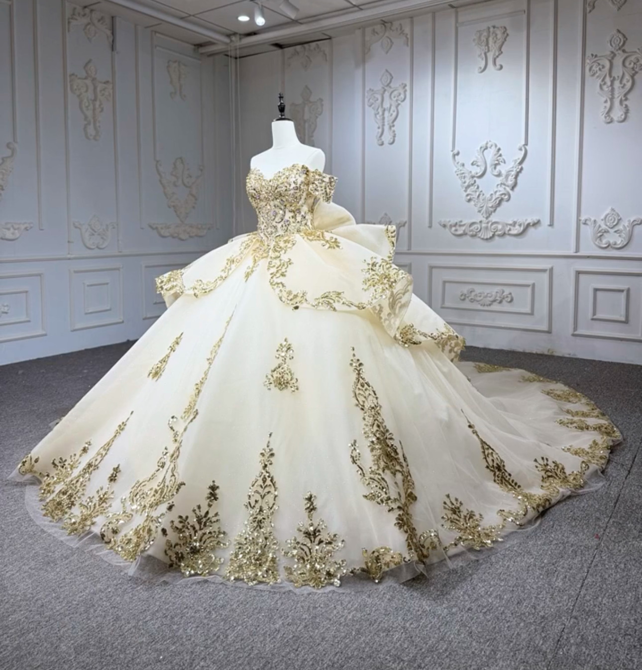 圧倒的な存在感　ゴールド金色　手派　目立つ　バックリボン　優雅　オフショルダー　二の腕を隠せる　贅沢なレース　前撮り花嫁