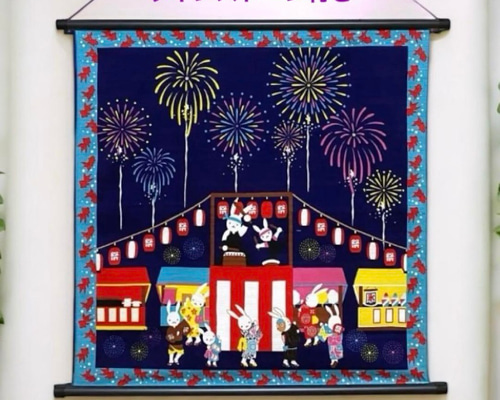 夏タペストリー うさぎの夏祭り 盆踊り、花火 ラインストーン付