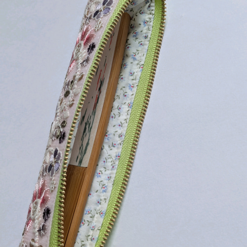 インド刺繍リボンと白い刺繍レース生地の扇子入れ ロングスリムなペン