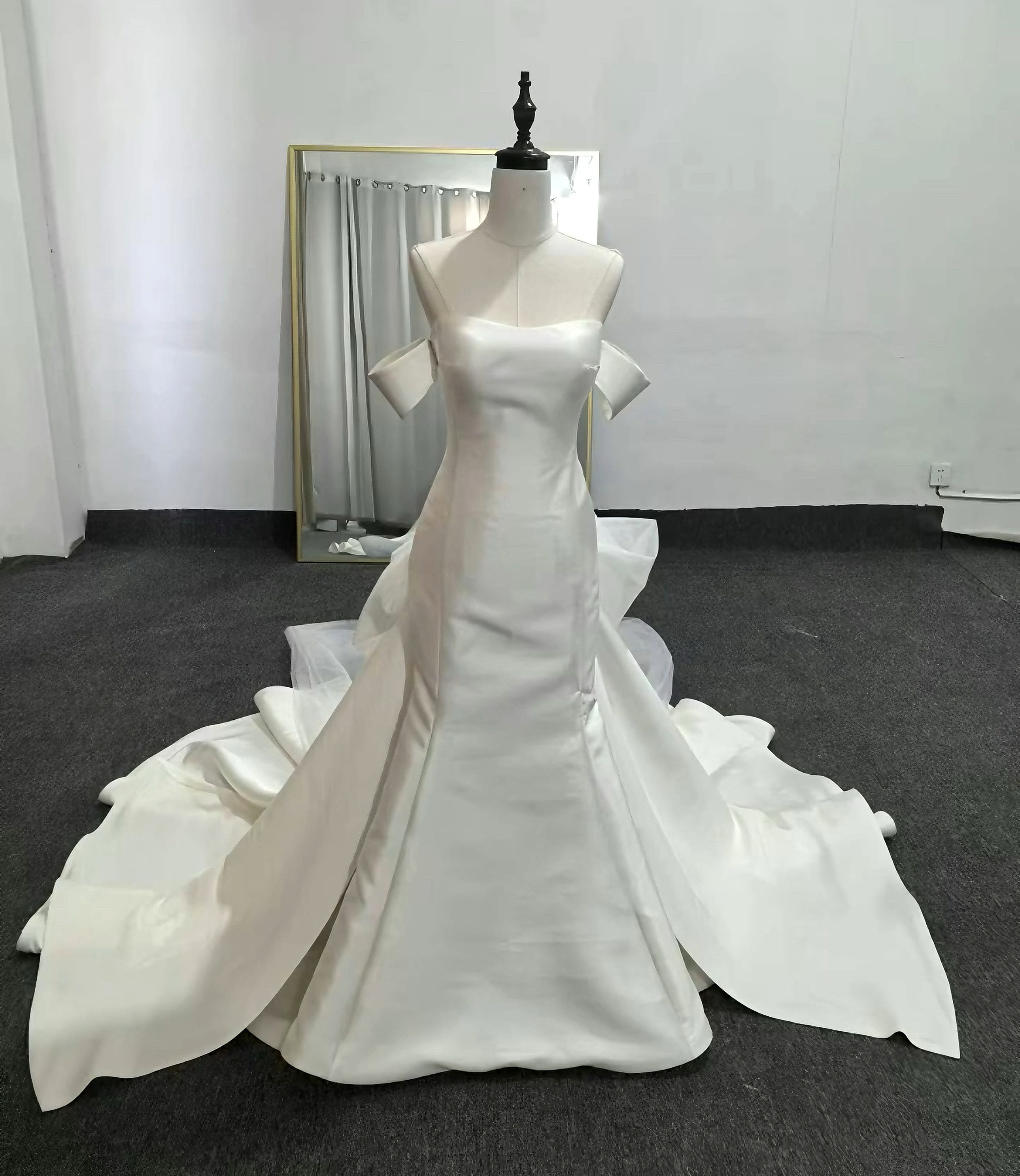 憧れのドレス　華やかなトレーン　オフホワイト　バックリボン　マーメイドドレス袖あり　二の腕カバー　サイズオーダー編み上げ