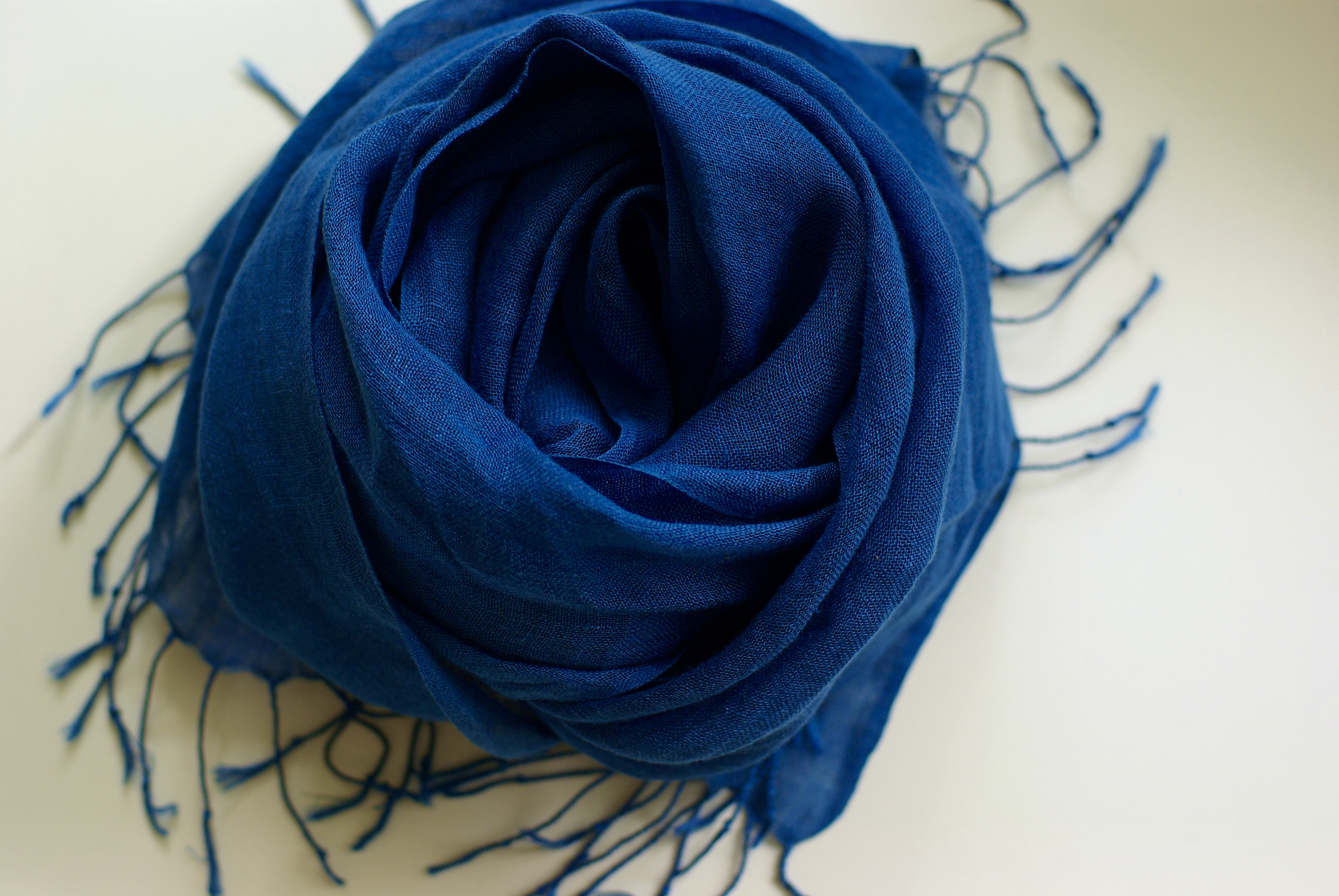 真　（天然灰汁発酵建て藍染め　日本産手紡ぎ手織りストール）