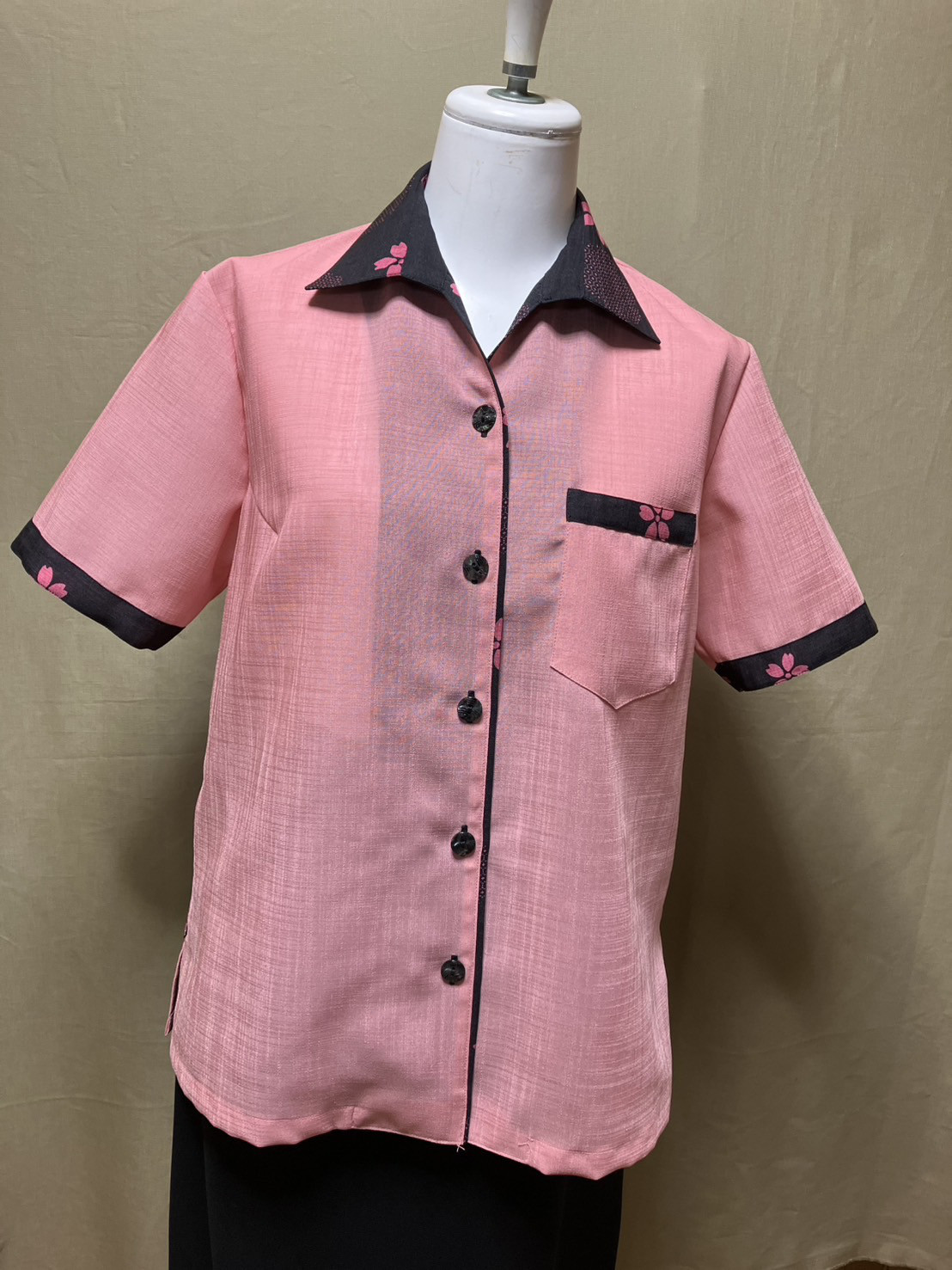 ピンク　襟黒桜柄　かりゆしウェア　レディースM（沖縄、琉球、紅型柄、アロハ）No.156