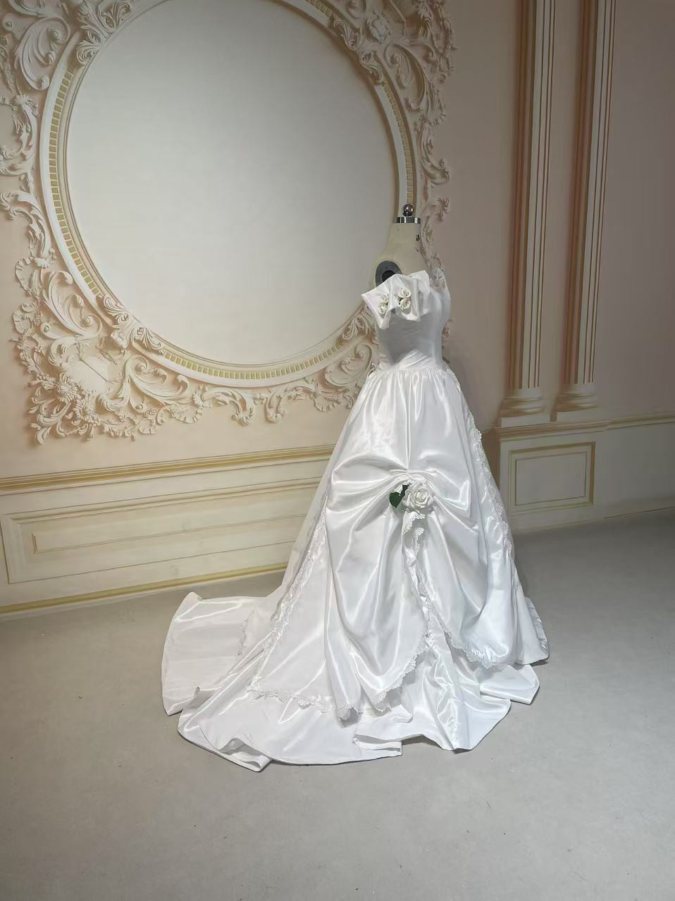 大人気上昇　オフショルダー　薔薇フラワー　白　二の腕カバー　お色直し　短いトレーン　高級感　フリル　前撮り二次会お呼ばれ