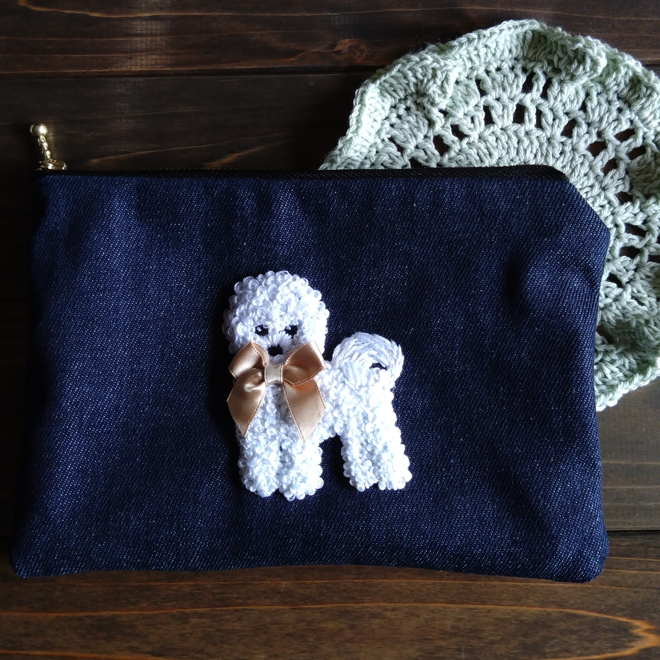 白い犬のファスナー付き刺繍ポーチ ポーチ HanaDaisy Poodles