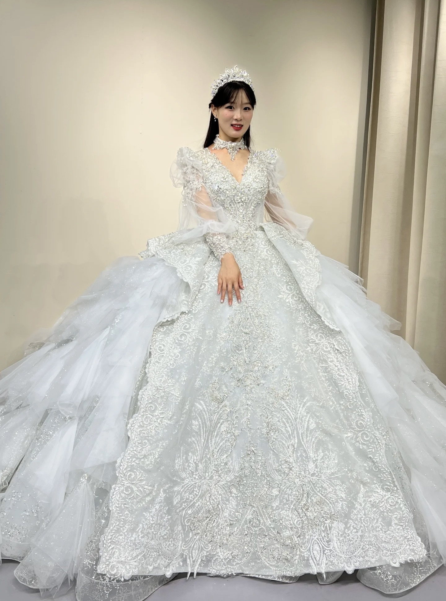 2025秋婚冬婚プリンセスライン　ボリューム　可愛い長袖　シースルー　vネック　繊細なレース　ホワイト結婚式パフスリーブ