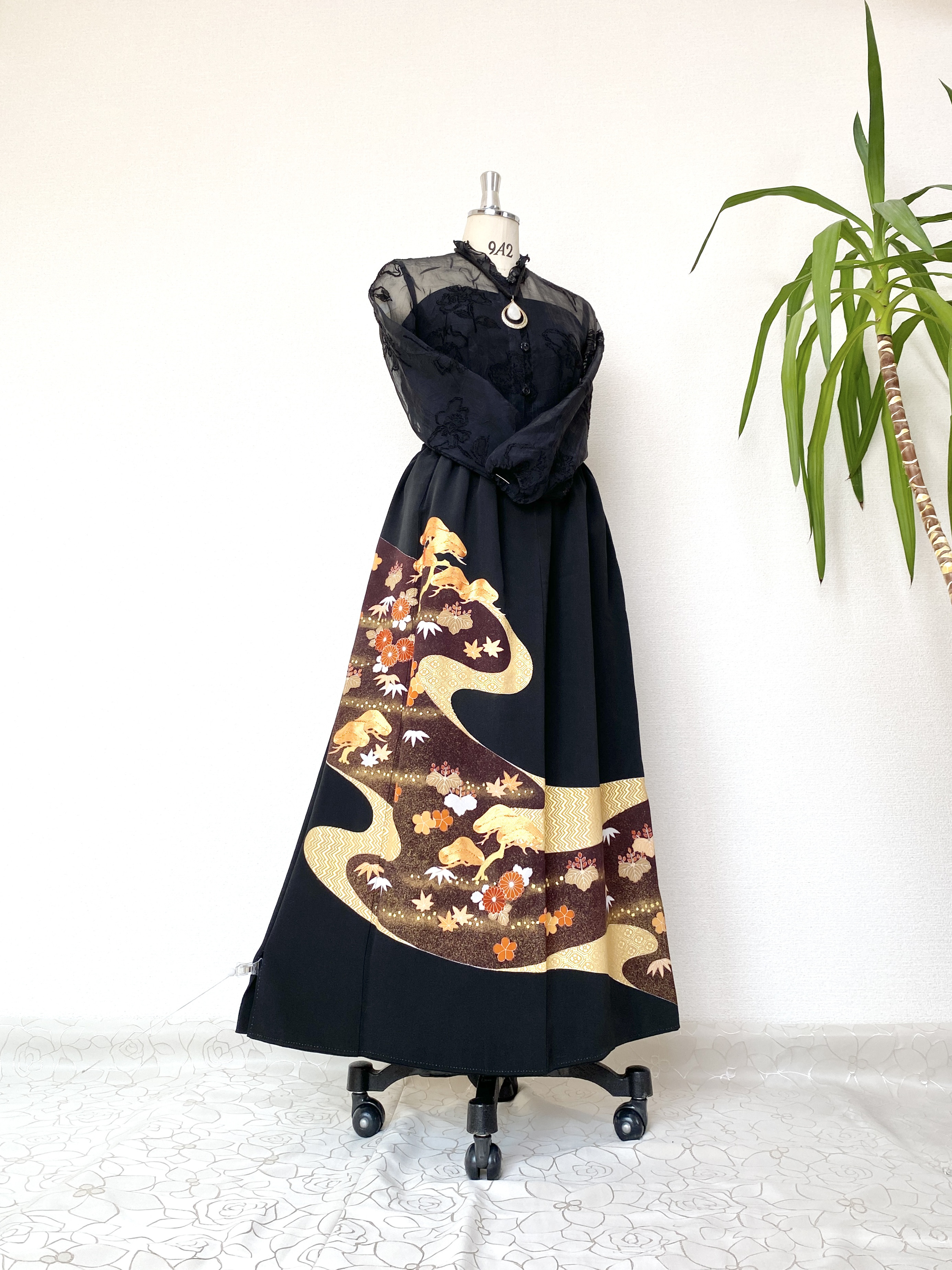 大人可愛いセレブ着物スカートフリーサイズ黒留袖着物リメイクウエストゴムロングスカート送料込みハンドメイドNO.5201